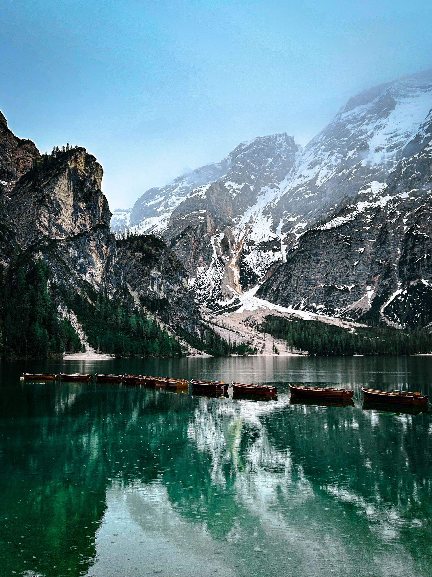 Reflet de la montagne dans le lac de Braies dans les Dolomites italiennes. Eau turquoise