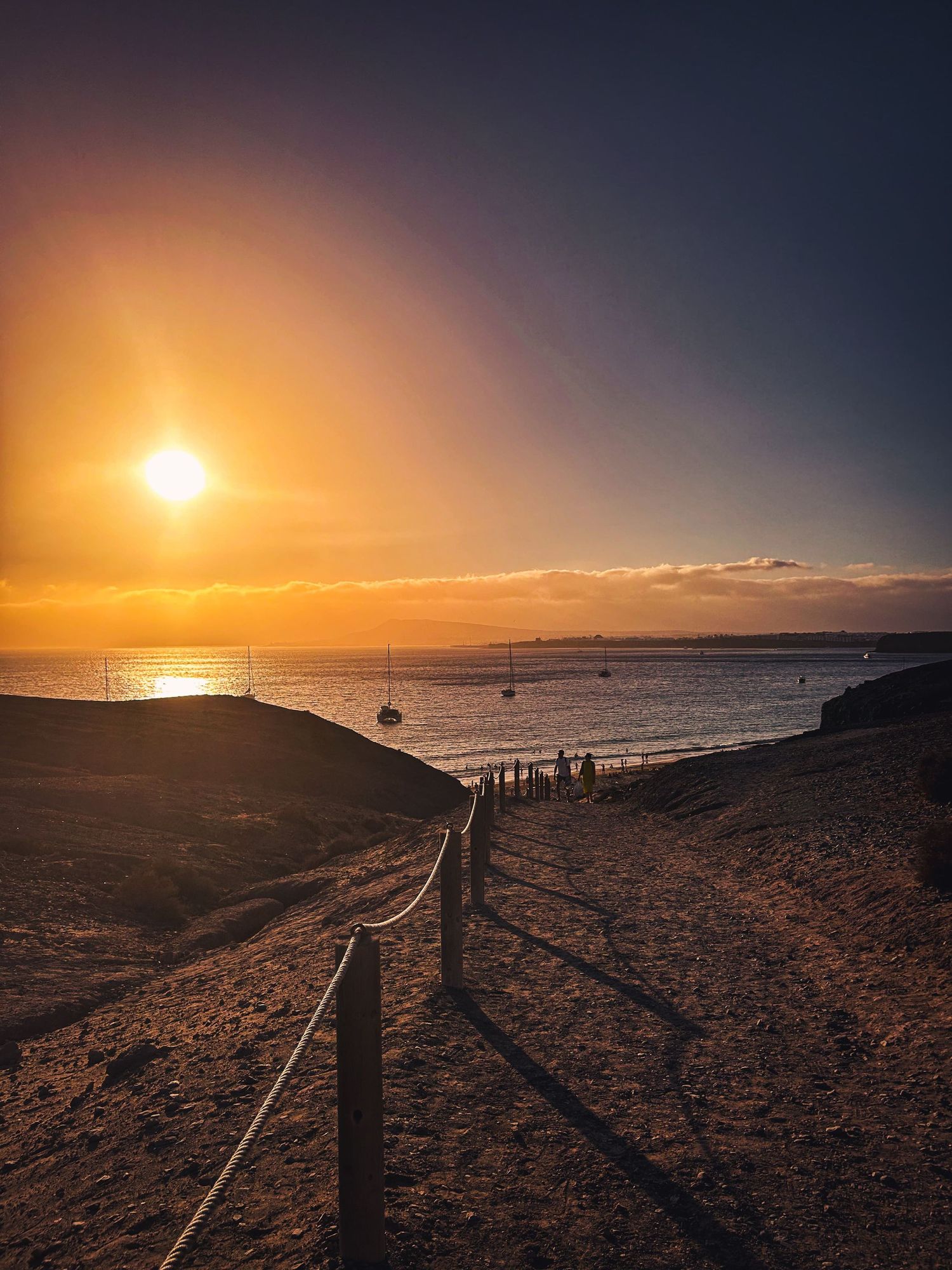 Coucher de soleil sur la plage de Papagayo à Lanzarote. Le soleil et la mer, le meilleur combo