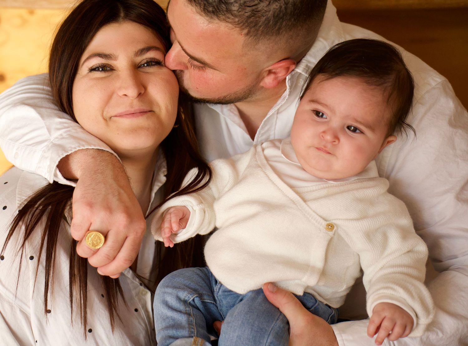 Famille avec bébé et chien pendant une séance photo naturelle et spontanée à la maison.