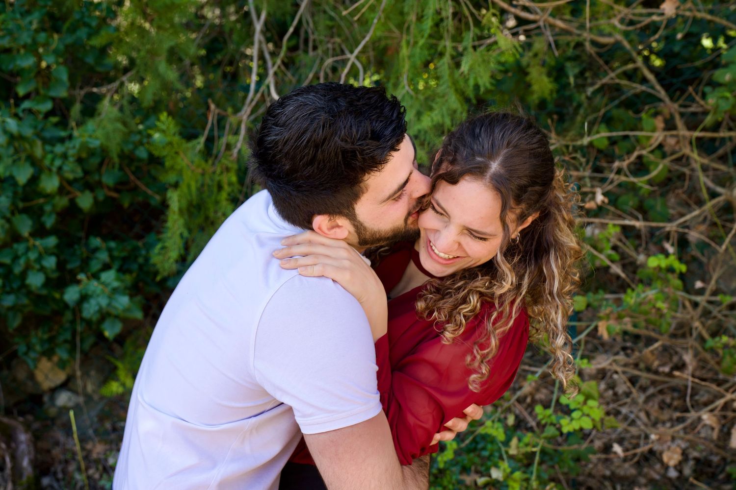 Couple enlacé dans la nature, instant tendre et complice lors d’une séance lifestyle.