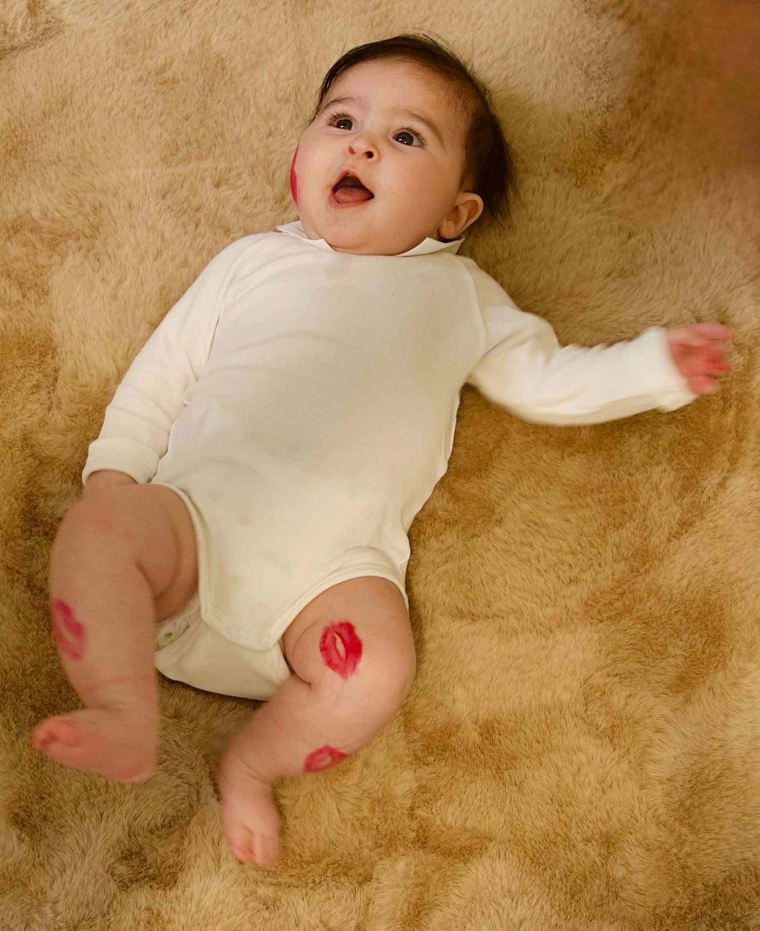 Bébé allongé sur un tapis beige lors d’une séance photo famille lifestyle en Provence.