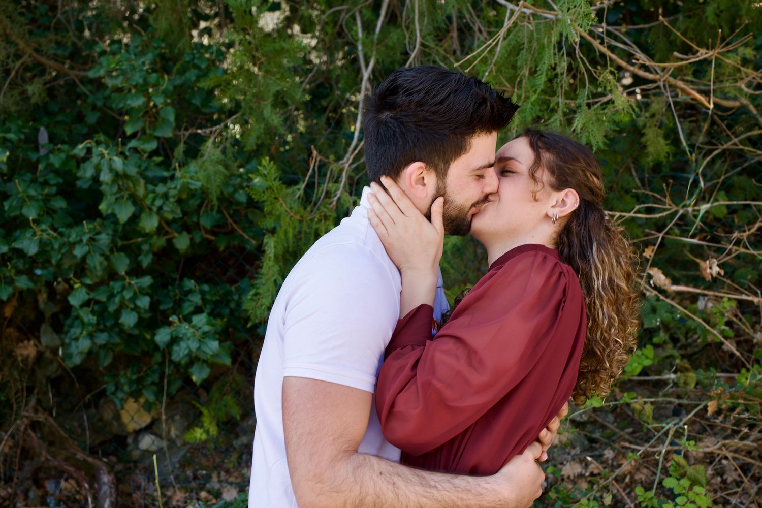 Couple complice lors d’une séance grossesse en Provence, moment intime et naturel en extérieur.