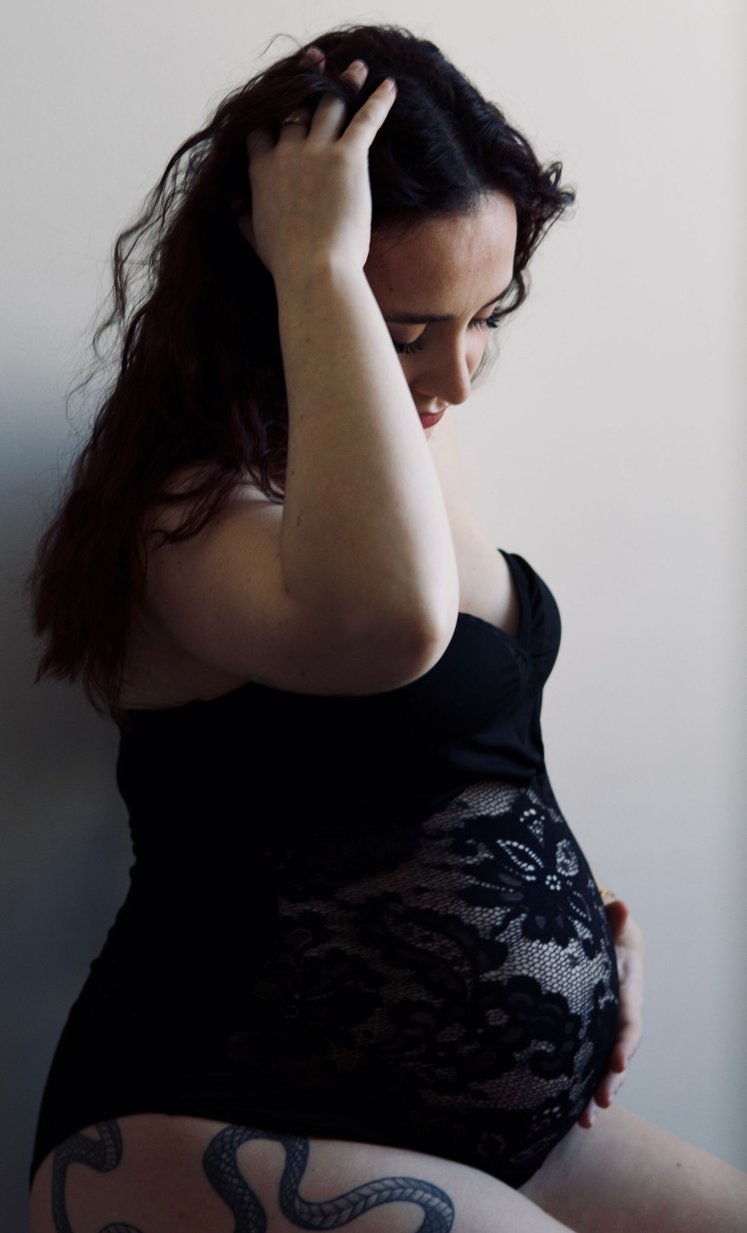 Portrait artistique d’une future maman, séance grossesse élégante et naturelle en lumière douce.