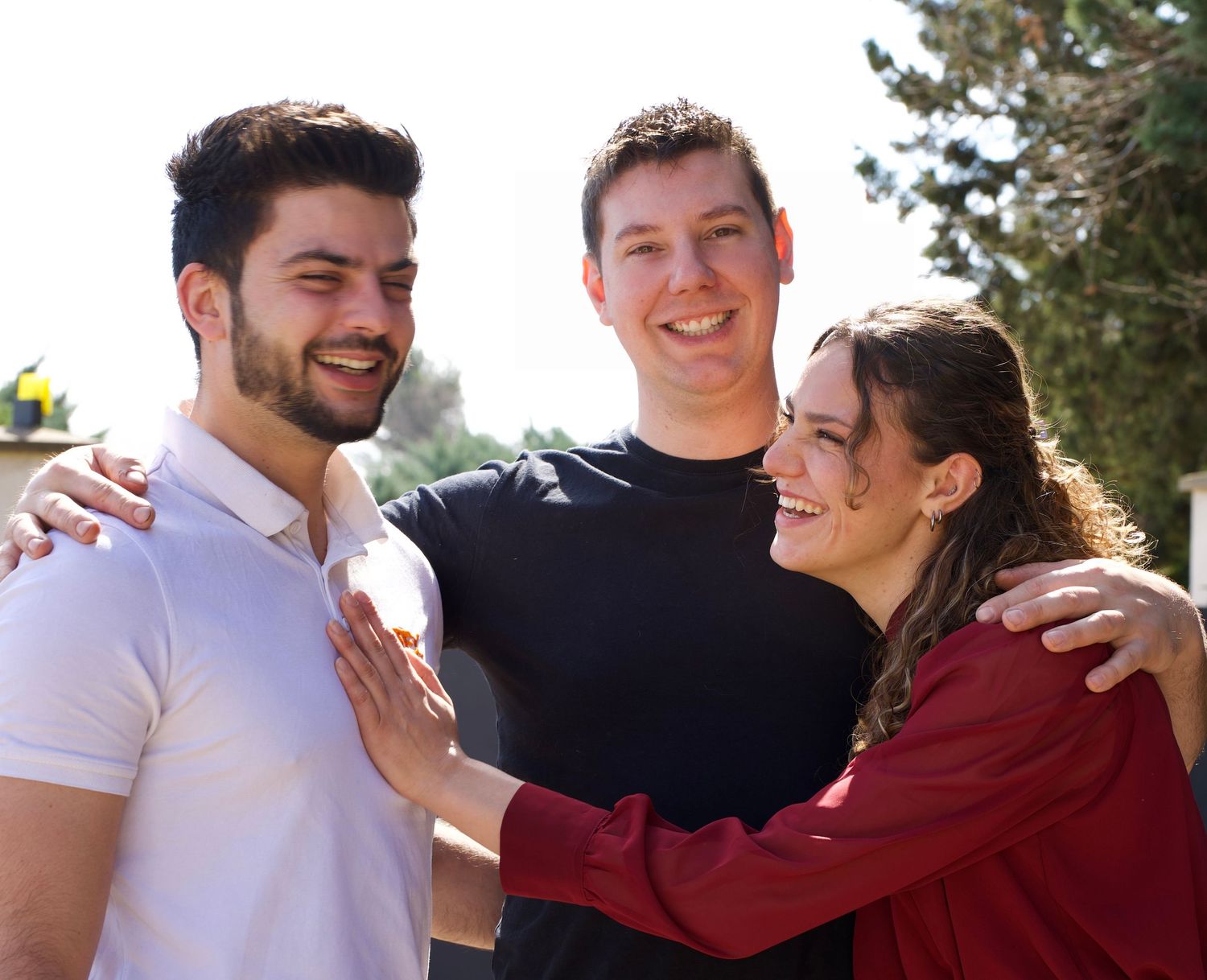 Groupe d’amis souriants en extérieur, moment spontané et chaleureux en pleine nature.