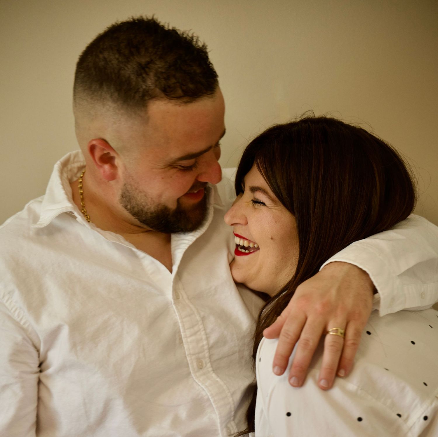 Jeunes parents avec leur bébé lors d’un portrait famille lifestyle chaleureux en intérieur.