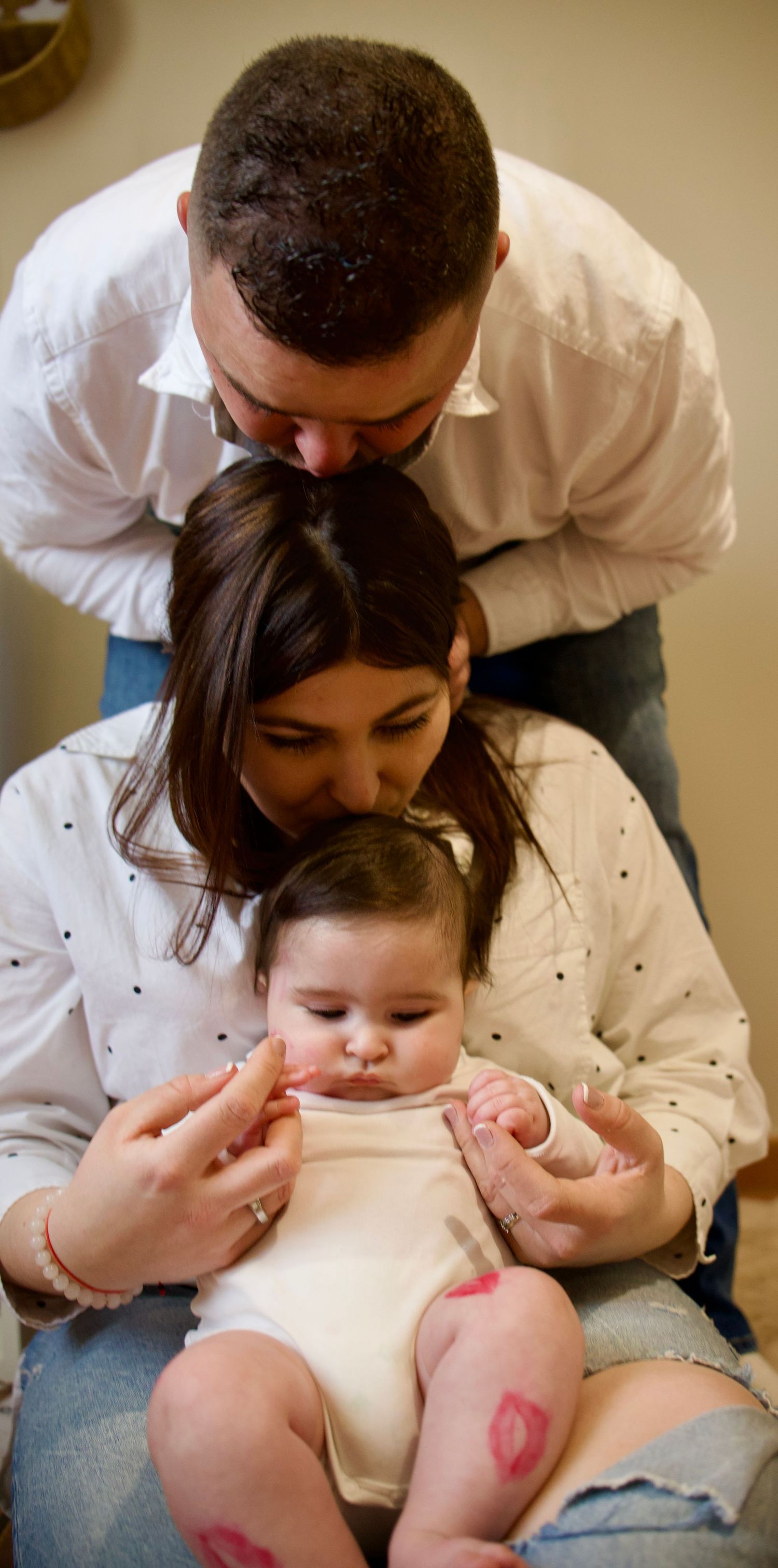 Parents et bébé réunis pour un portrait famille lifestyle, ambiance douce et naturelle à la maison.