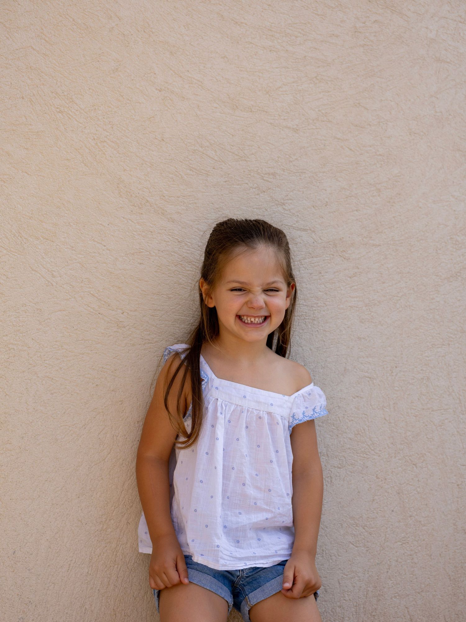 Portrait naturel d’une enfant souriante pendant une séance photo famille en Provence
