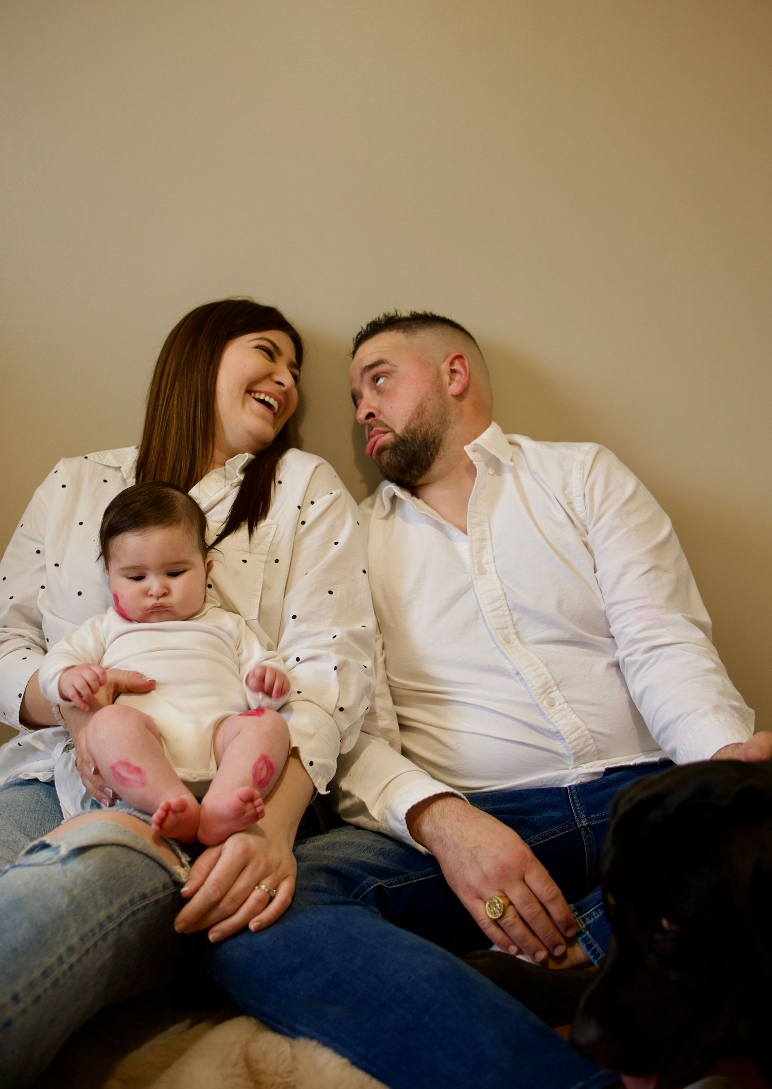 Famille avec bébé et chien lors d’une séance photo lifestyle, moment naturel et chaleureux en intérieur.