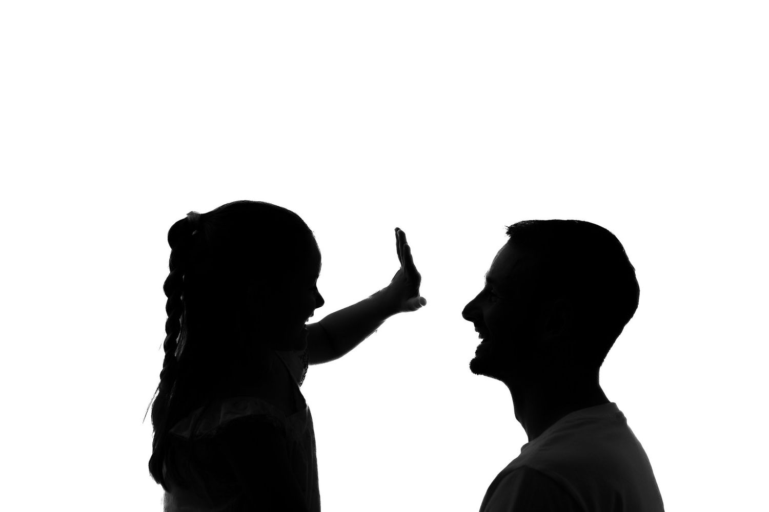 Silhouette artistique d’une famille attendant un bébé lors d’un shooting grossesse