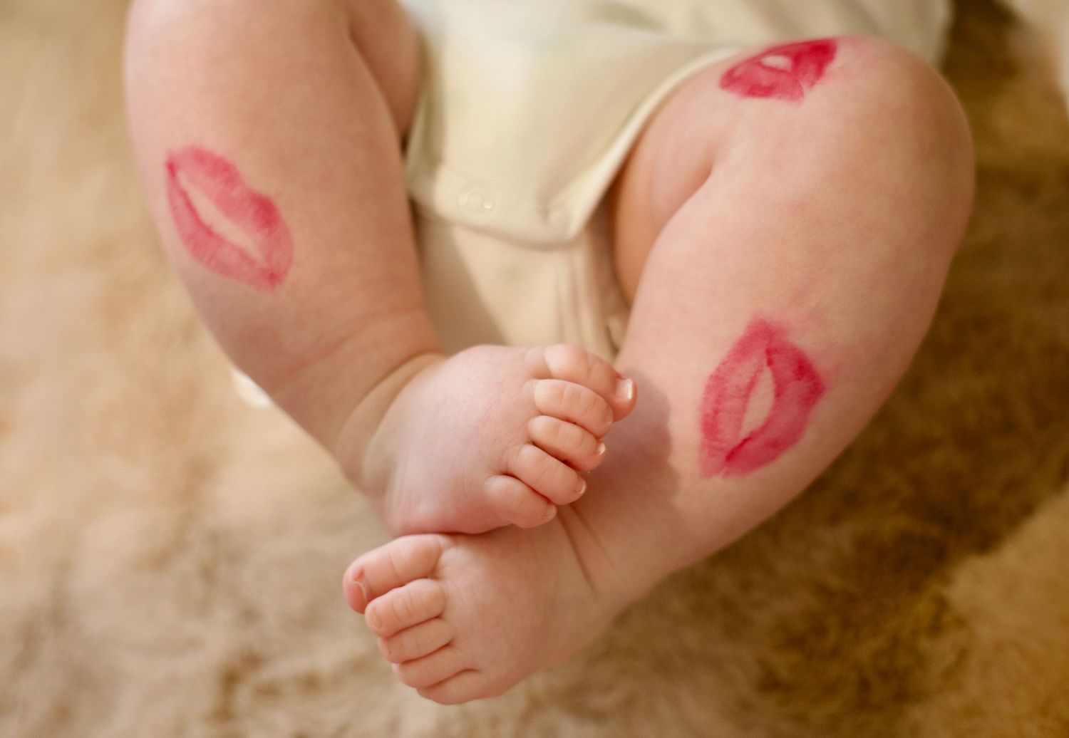 Petits pieds de bébé avec marques de bisous, photo tendre et authentique pleine d’émotion.