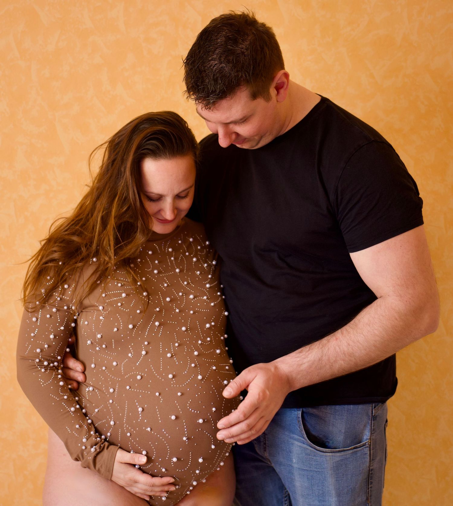 Couple attendant un bébé lors d’une séance grossesse lifestyle pleine de douceur et d’émotion.