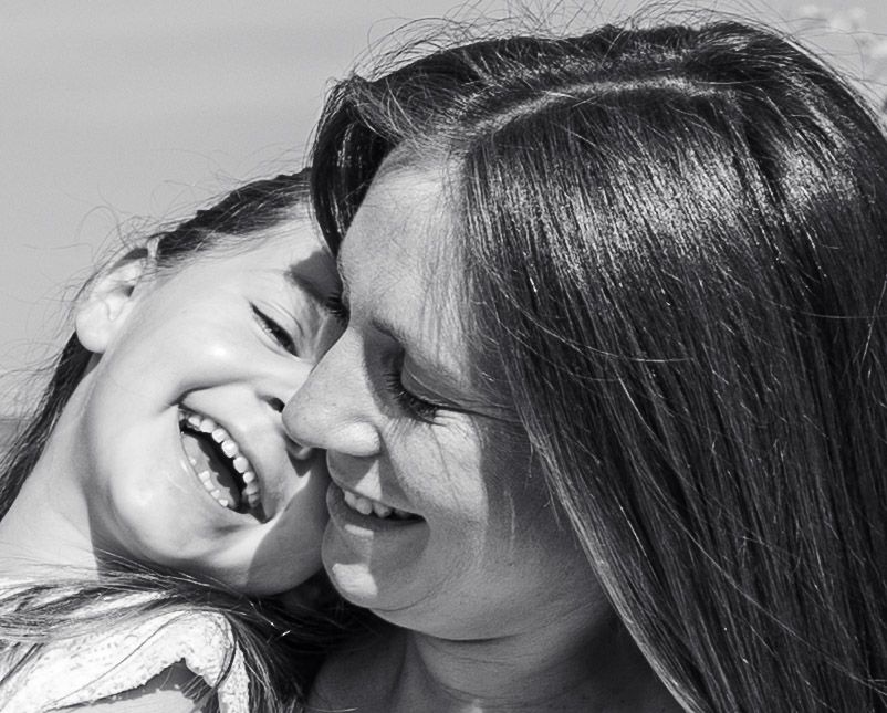 Portrait noir et blanc d’une mère et sa fille pendant une séance photo famille