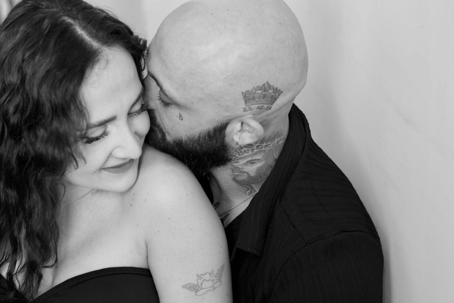 Couple complice en noir et blanc lors d’une séance grossesse lifestyle pleine d’émotion.