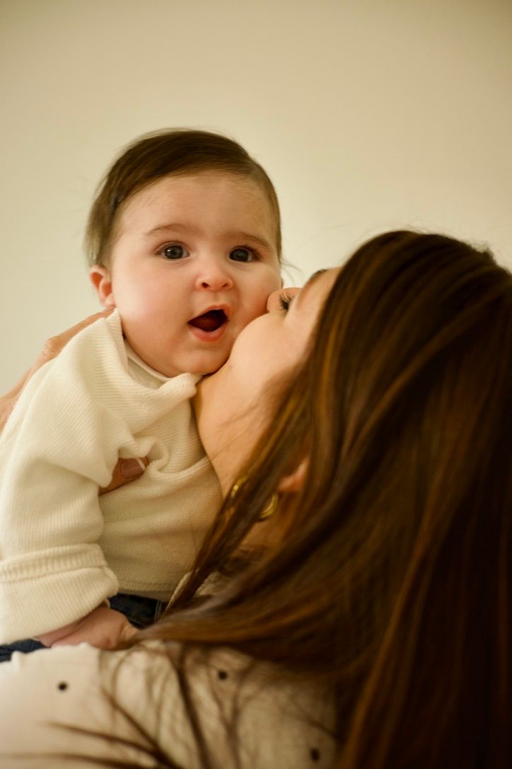 Maman portant son bébé pendant une séance photo famille dans les Bouches-du-Rhône, instant tendre et authentique