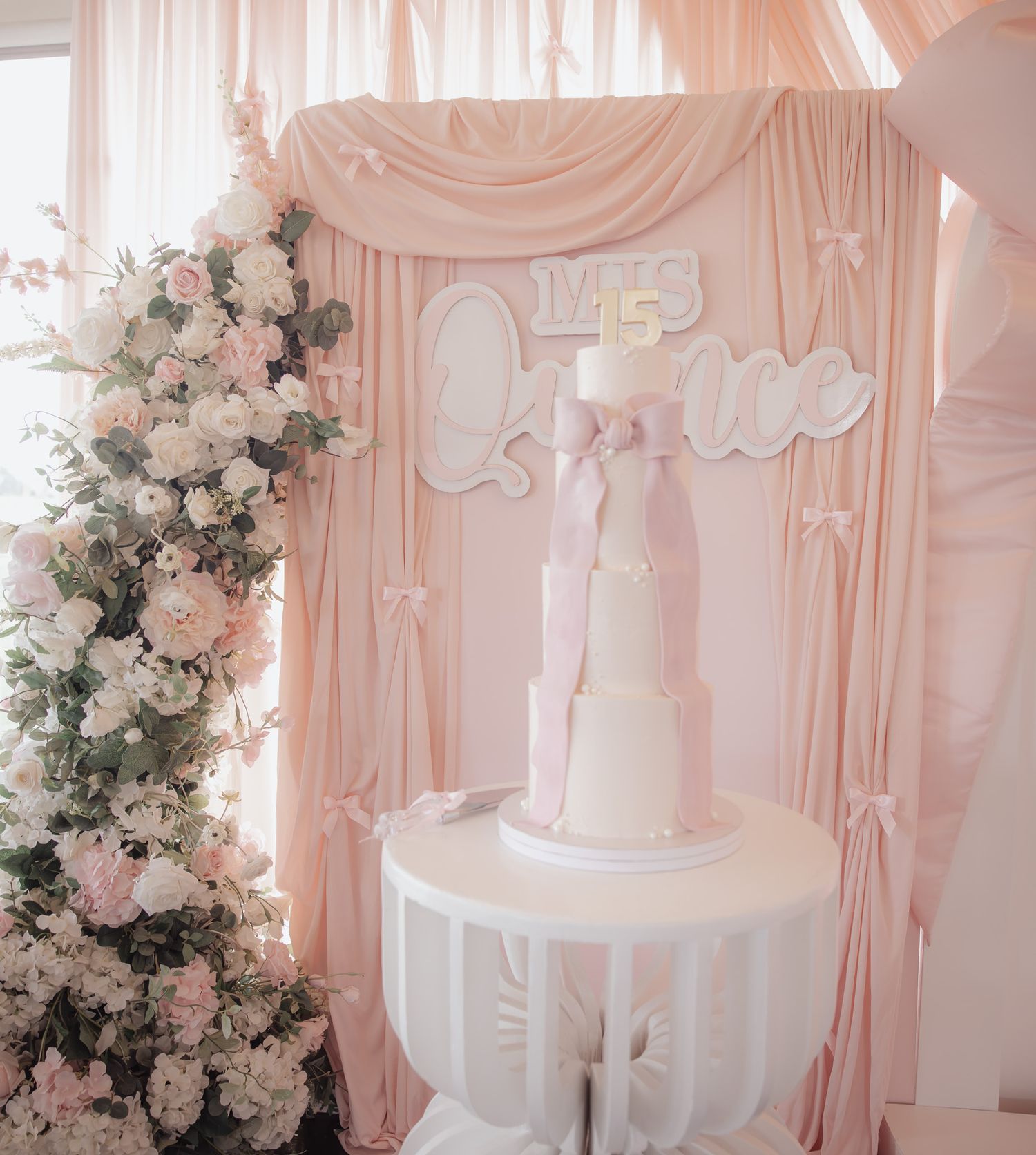 Close‑up of the quinceañera cake at the Oakland, CA event.