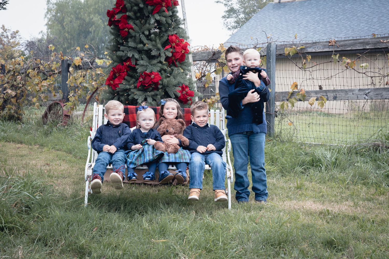 Book your Lodi Christmas family portraits early. Secure your date, enjoy stress‑free planning, and get photos ready for holiday cards.