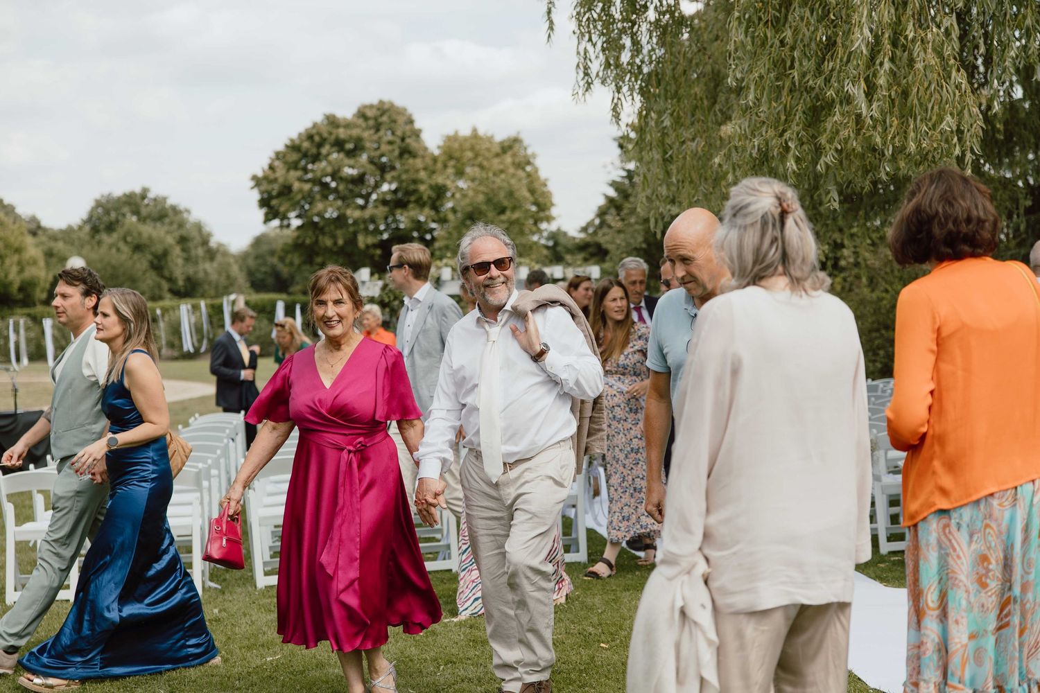 Gasten lopen na de ceremonie naar de borrel - spontane trouwfotografie in Almere, Flevoland.