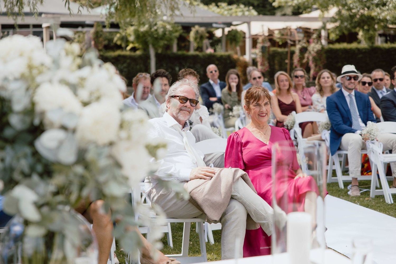 Familie van het bruidspaar tijdens de ceremonie - spontane trouwfotografie in Almere, Flevoland.