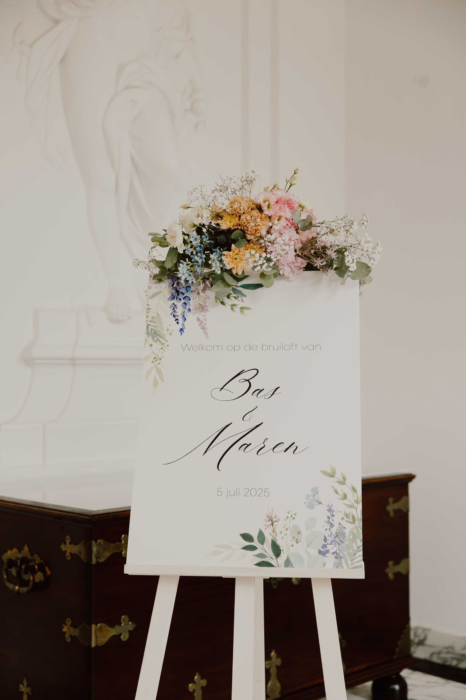 Welkomstbord voor bruidspaar met bloemen