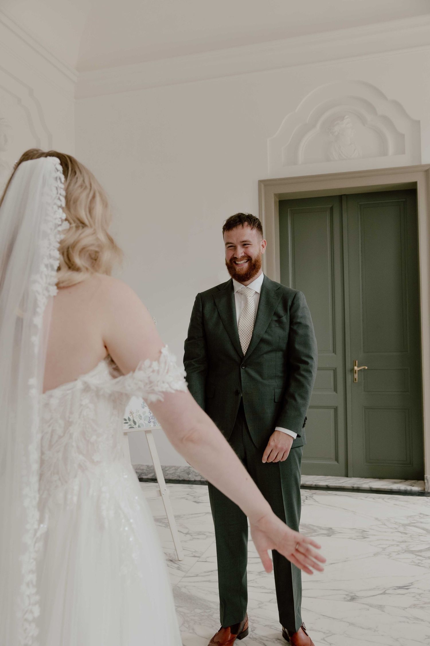 bruid doet de first look met de beste vriend van de bruidegom