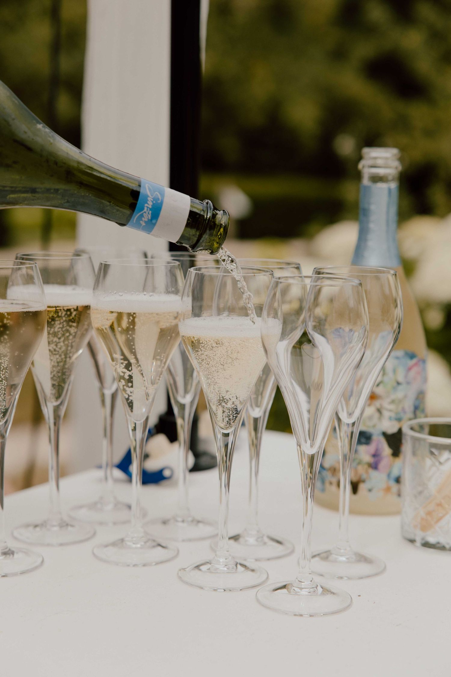 Champagne wordt ingeschonken tijdens de borrel op de trouwdag