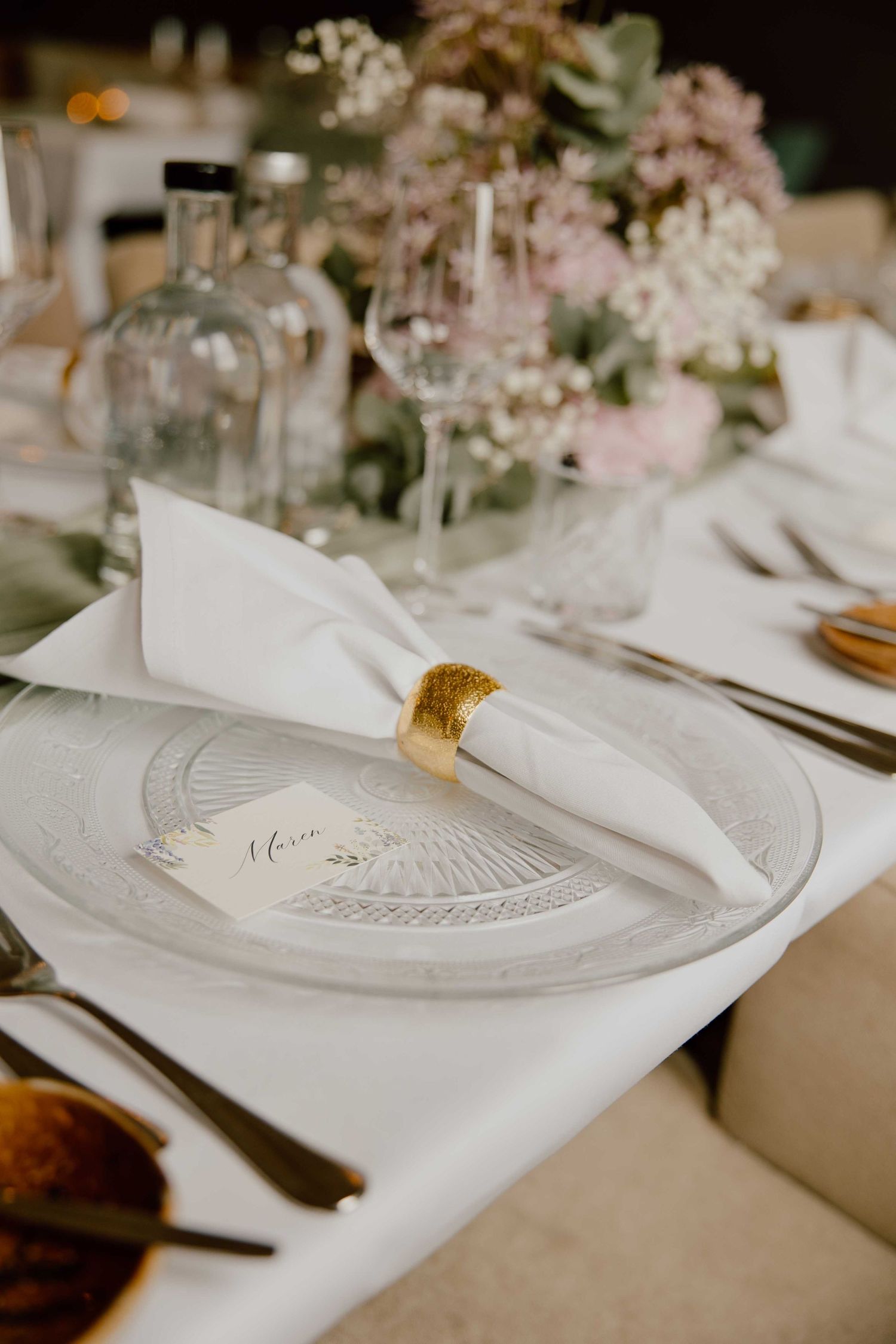 Diner setting en details zoals het naamkaartje en mooie bloemen