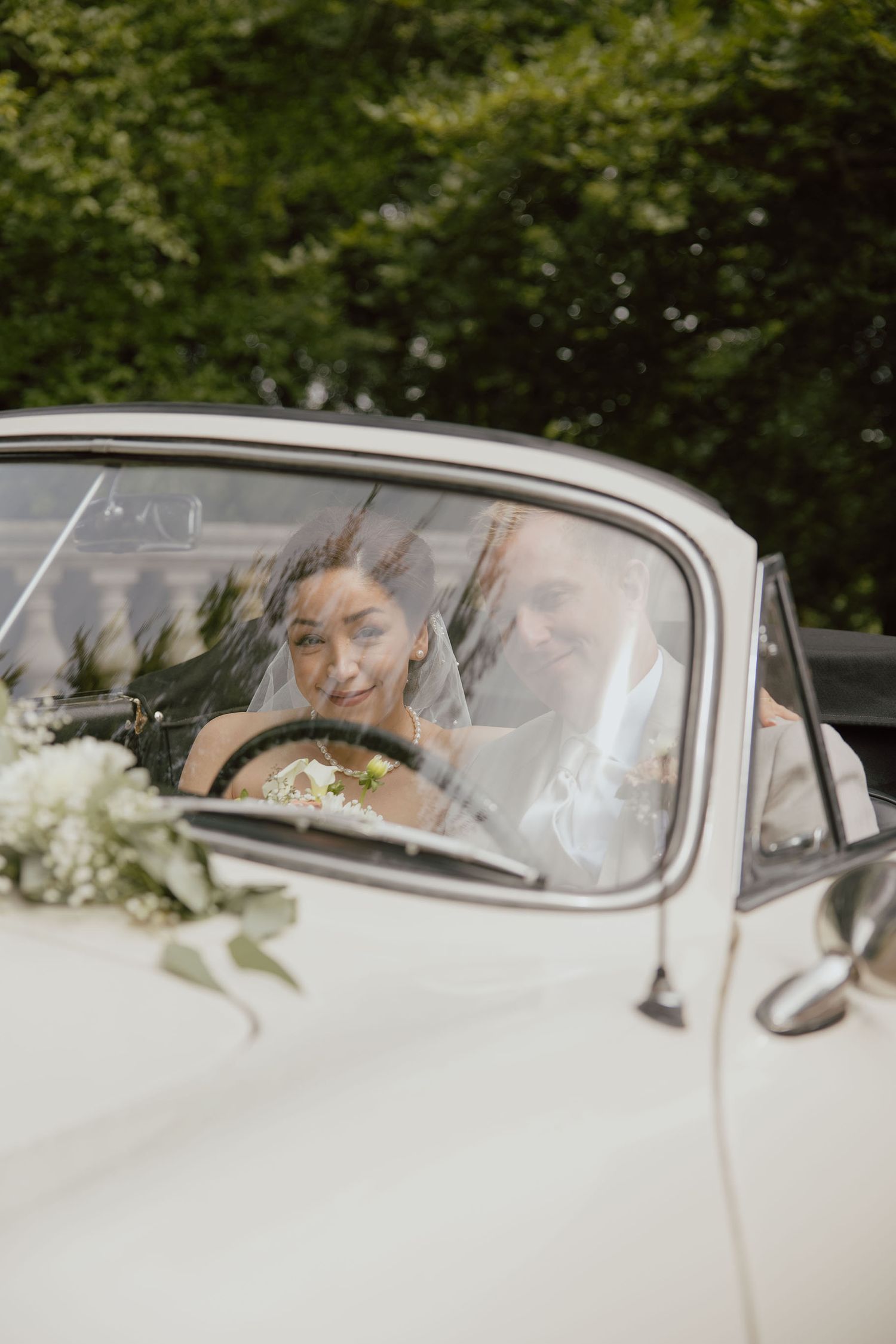 Loveshoot met bruidspaar in trouwauto bij Oranjerie Elswout