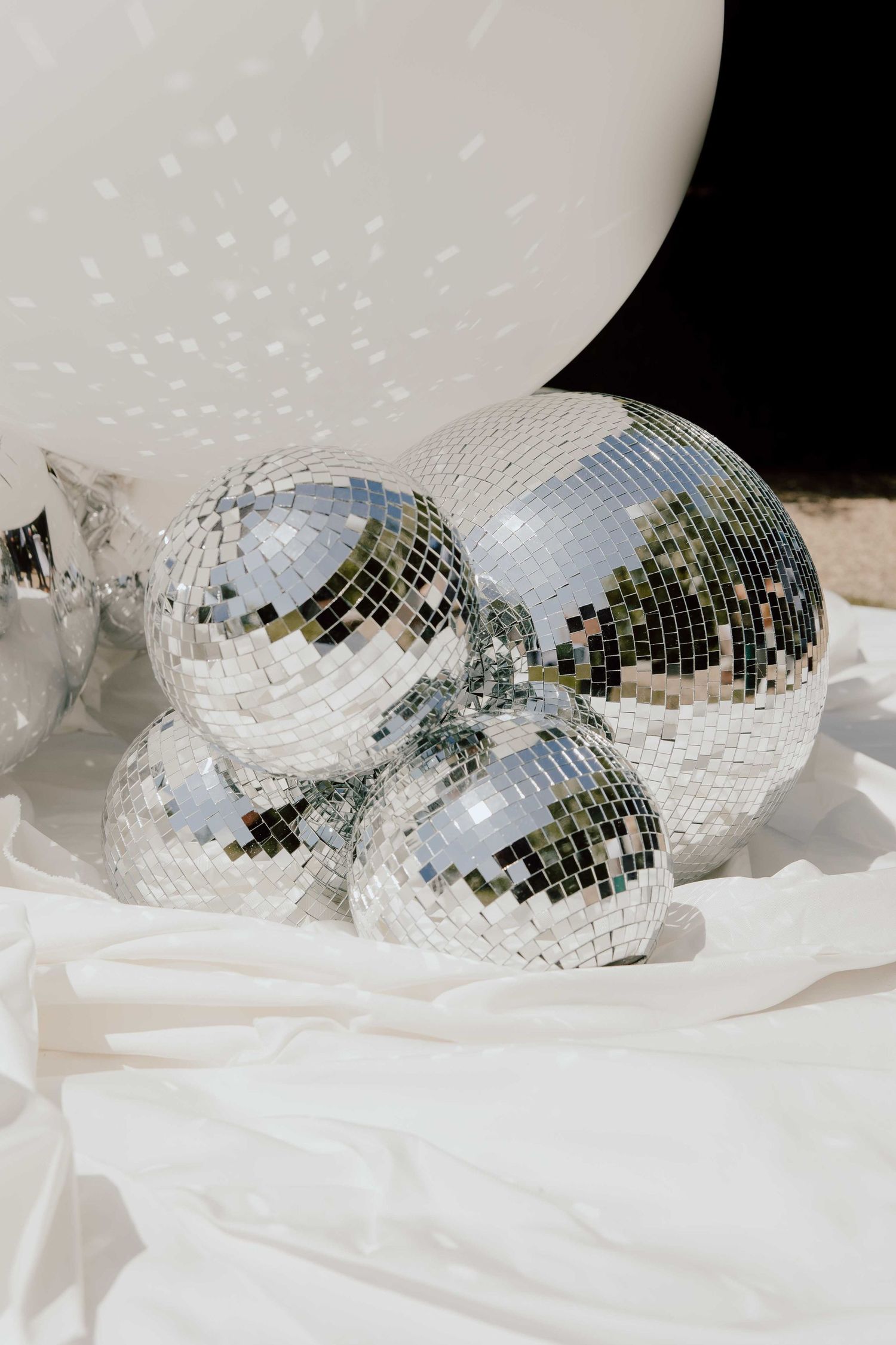 Discoballen als decoratie - spontane trouwfotografie in Almere, Flevoland.