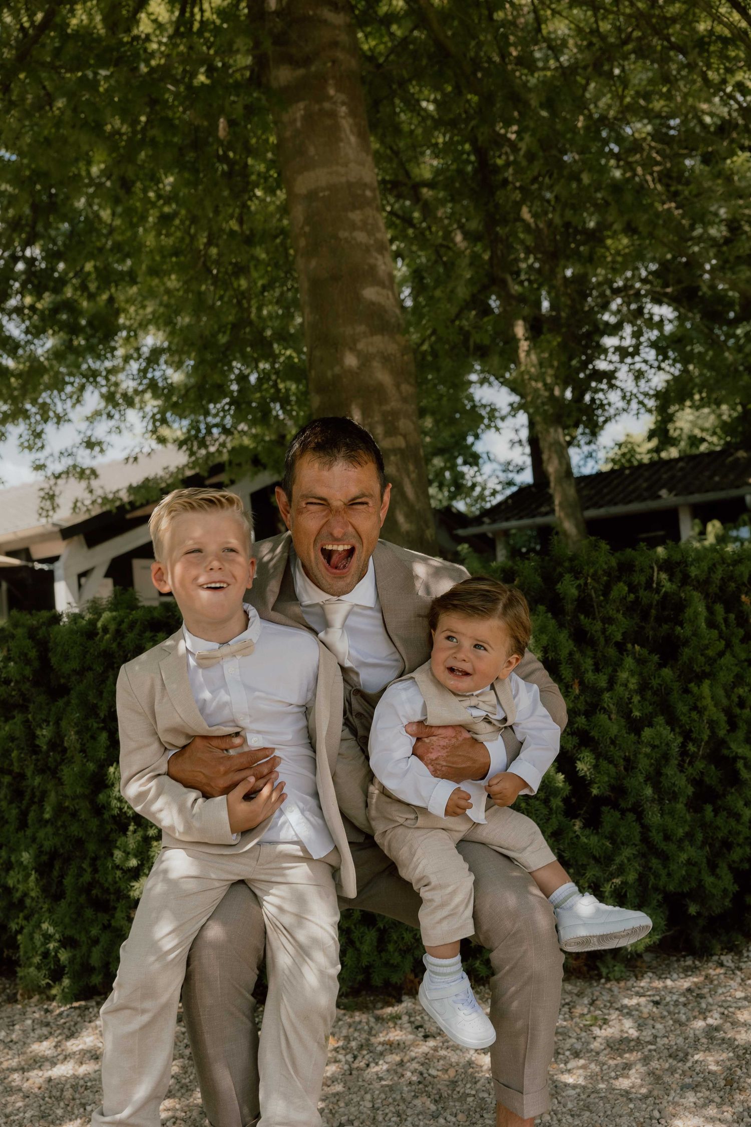 Bruidegom met kinderen - spontane trouwfotografie in Almere, Flevoland.