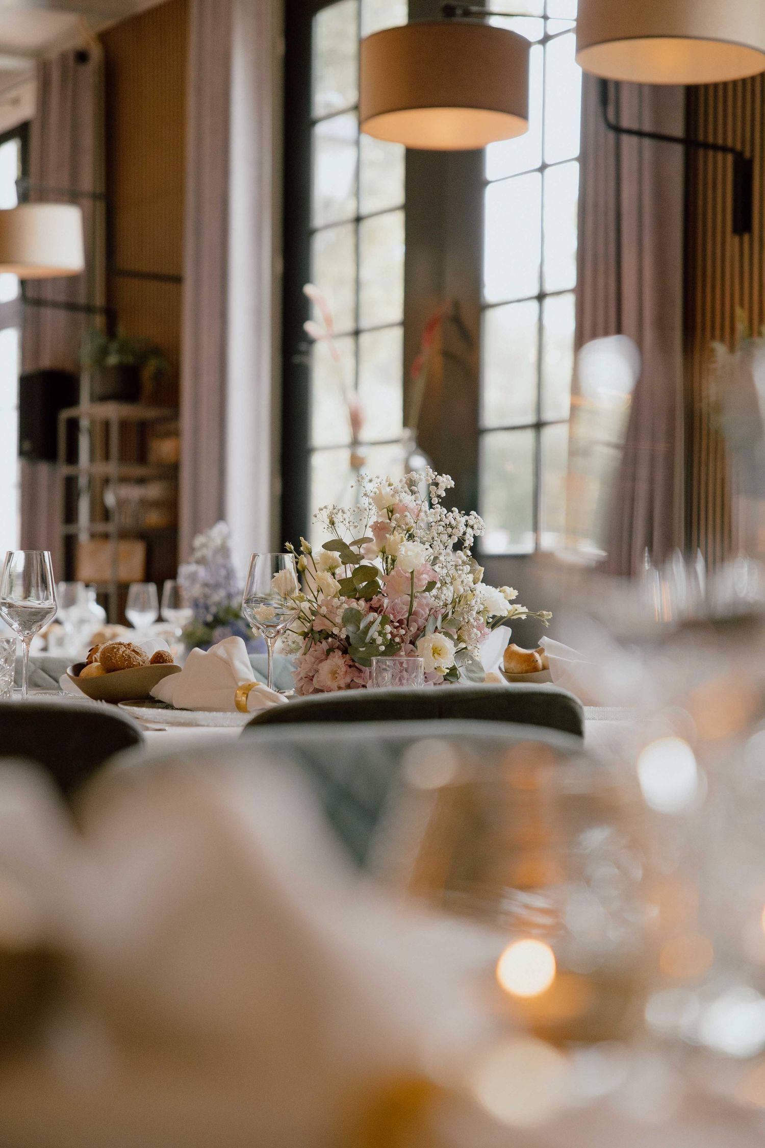 Tafel met bloemen tijdens het diner van de trouwdag