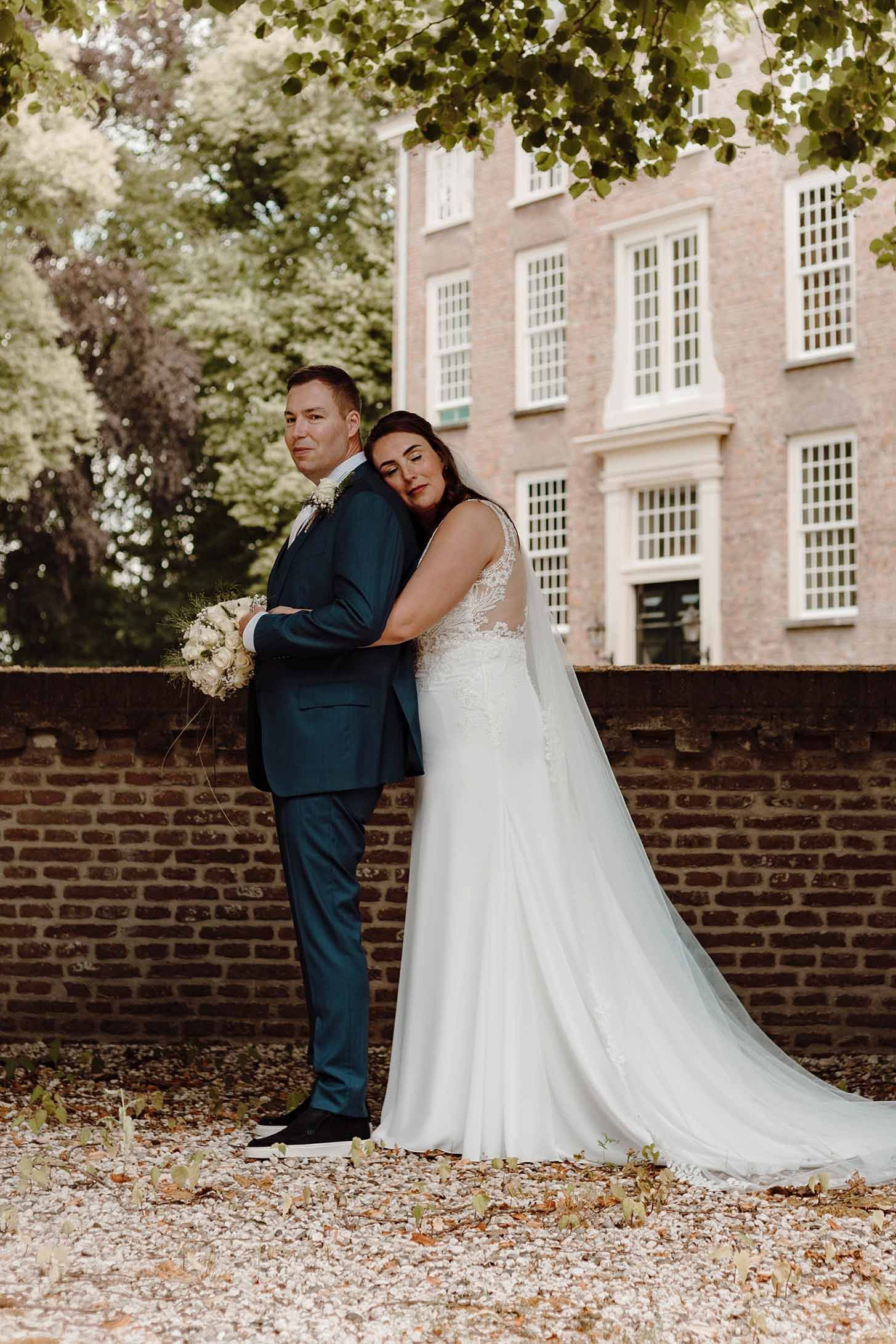 Bruidspaar poseert romantisch tijdens loveshoot in de zomer