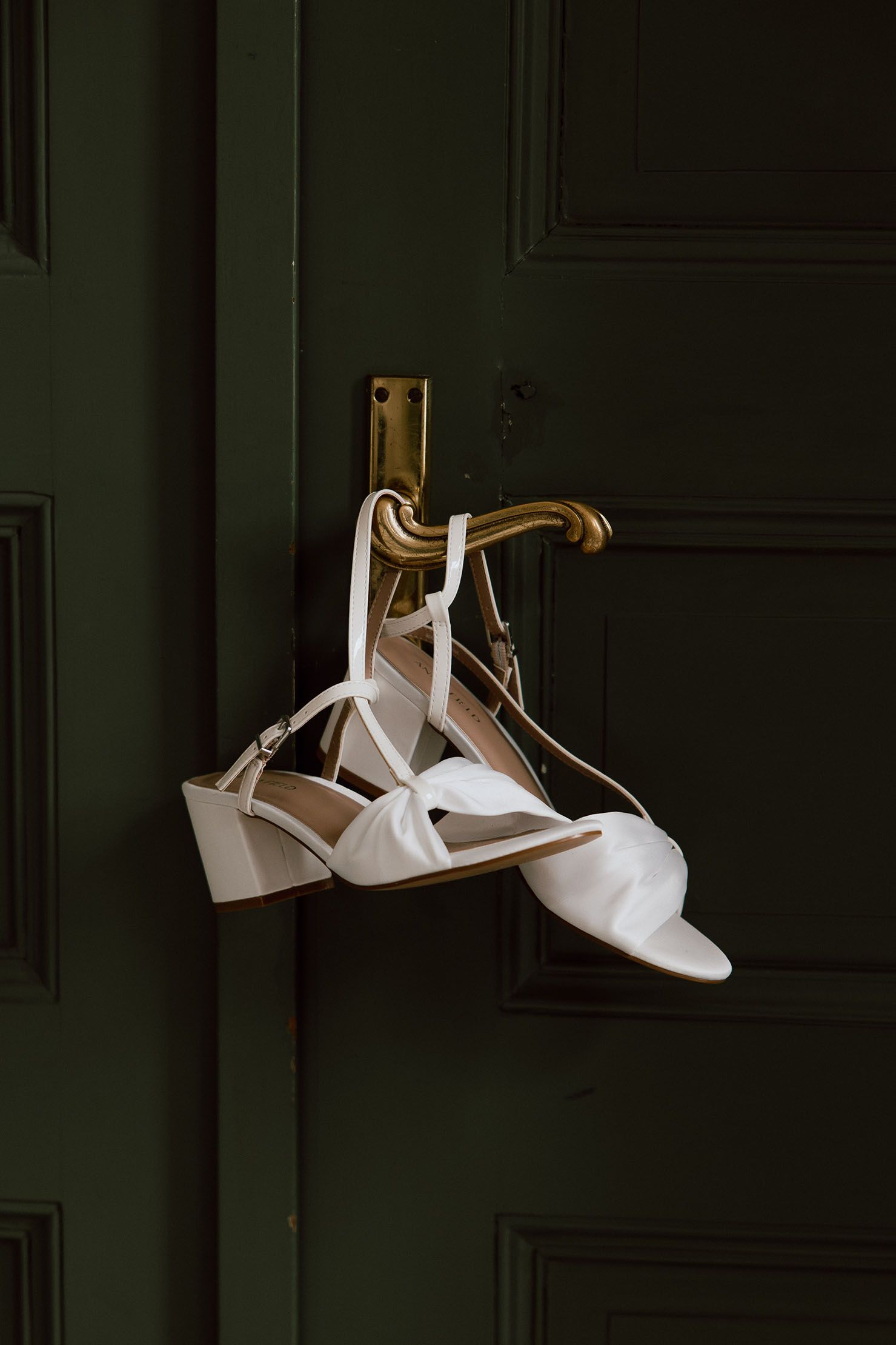 Trouwschoenen tijdens het klaar maken, editorial look