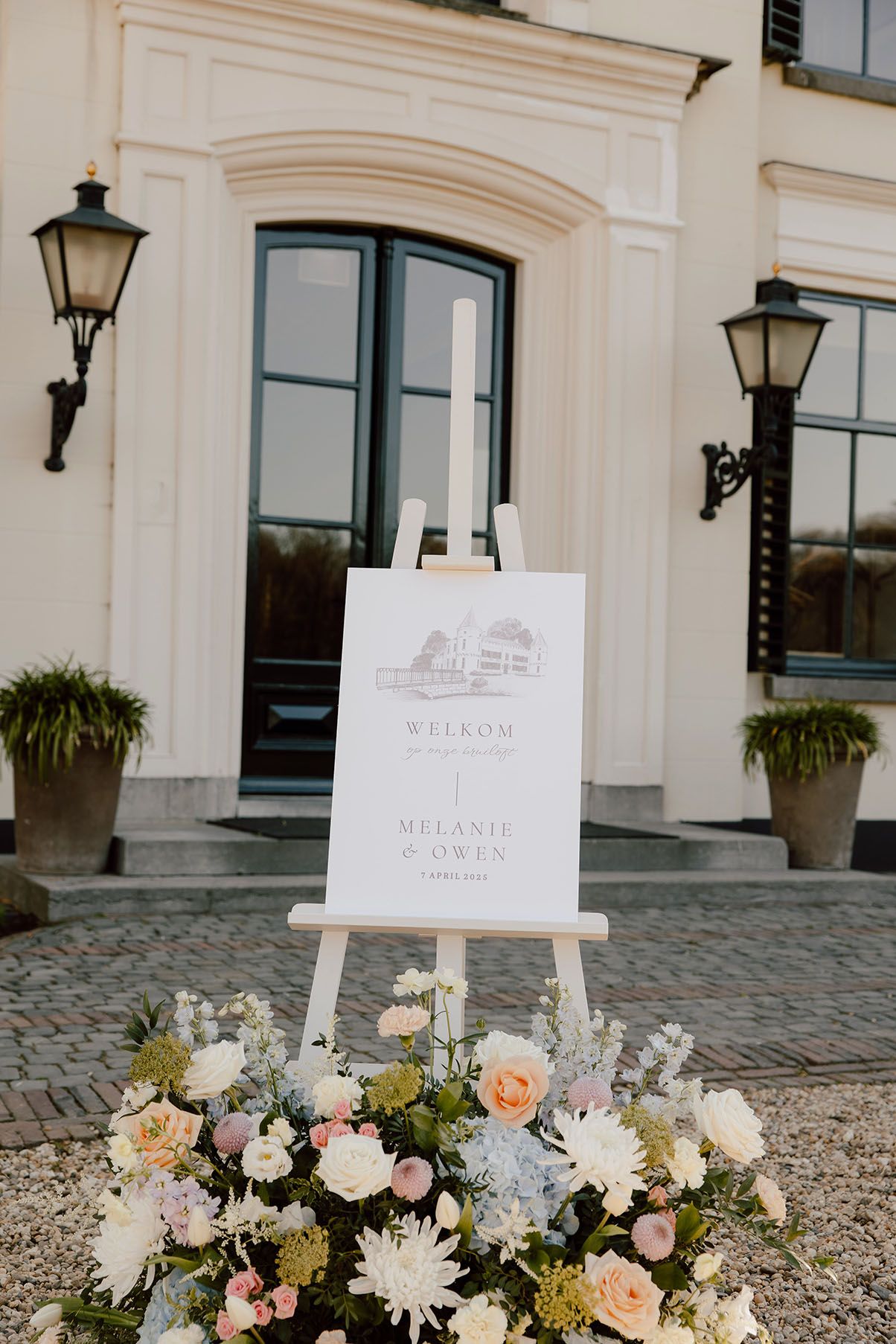 Welcome sign bij bruiloft met bloemen bij Landgoed de Salentein