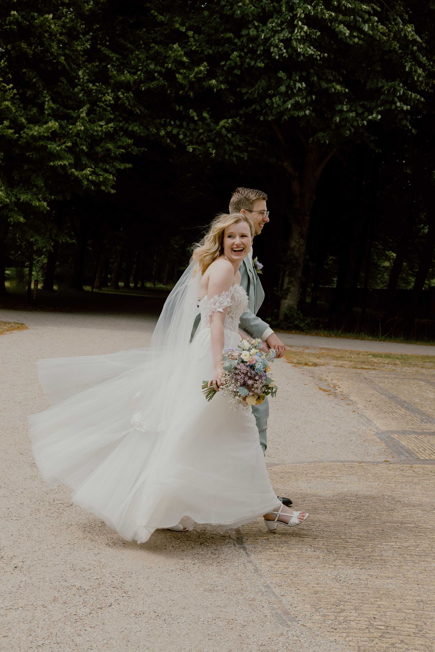 Bruidspaar loopt vrolijk weg na de ceremonie