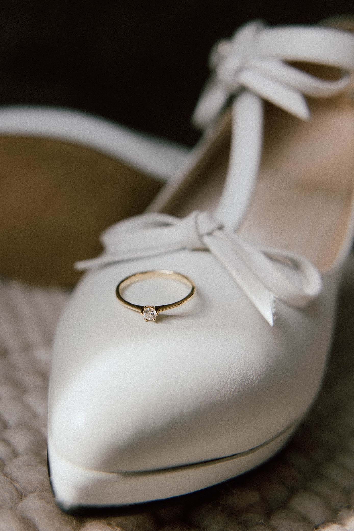 Details van de trouwschoen en ring tijdens het klaarmaken