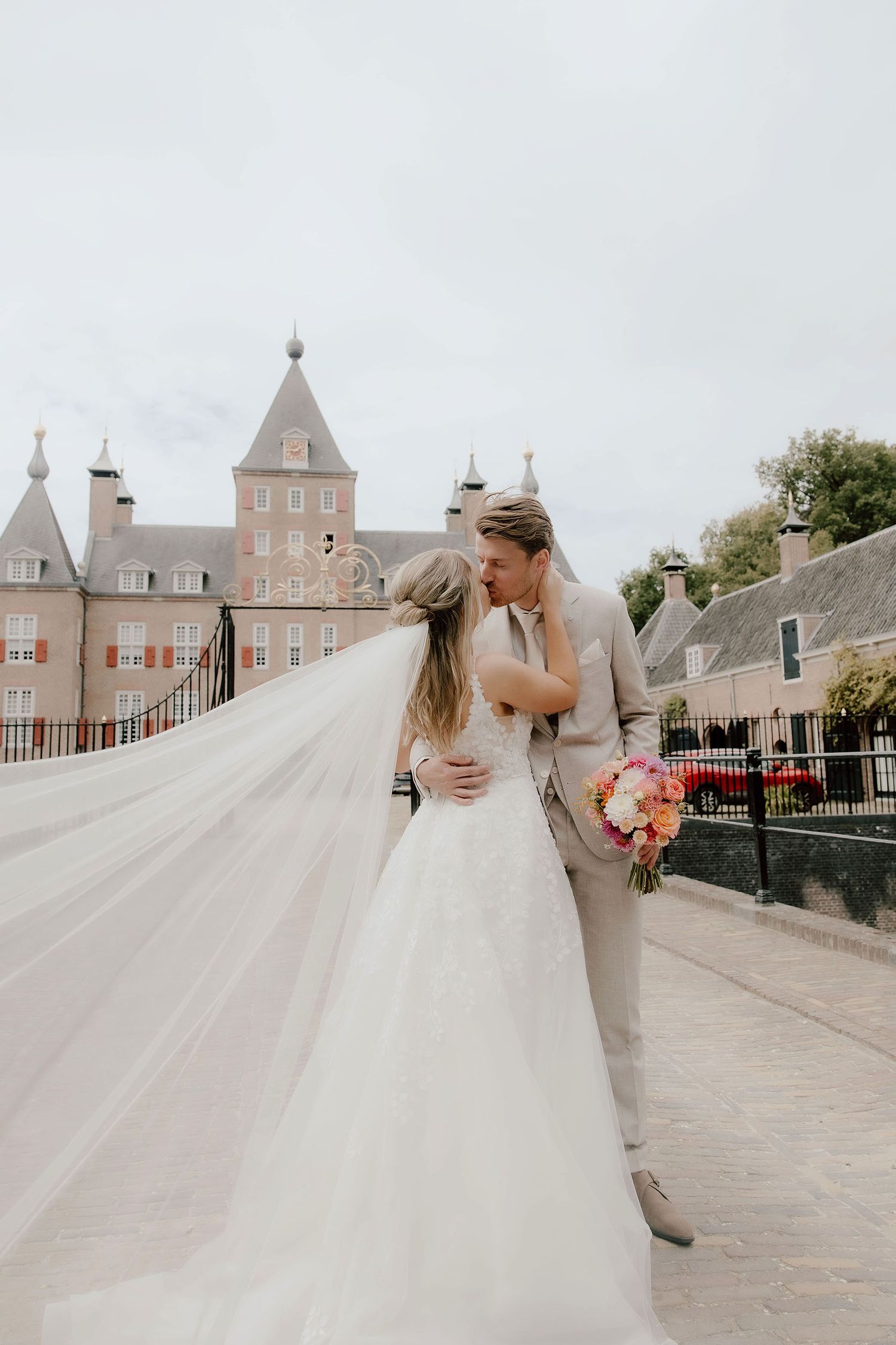 Loveshoot met bruidsparen ze geven elkaar een kus