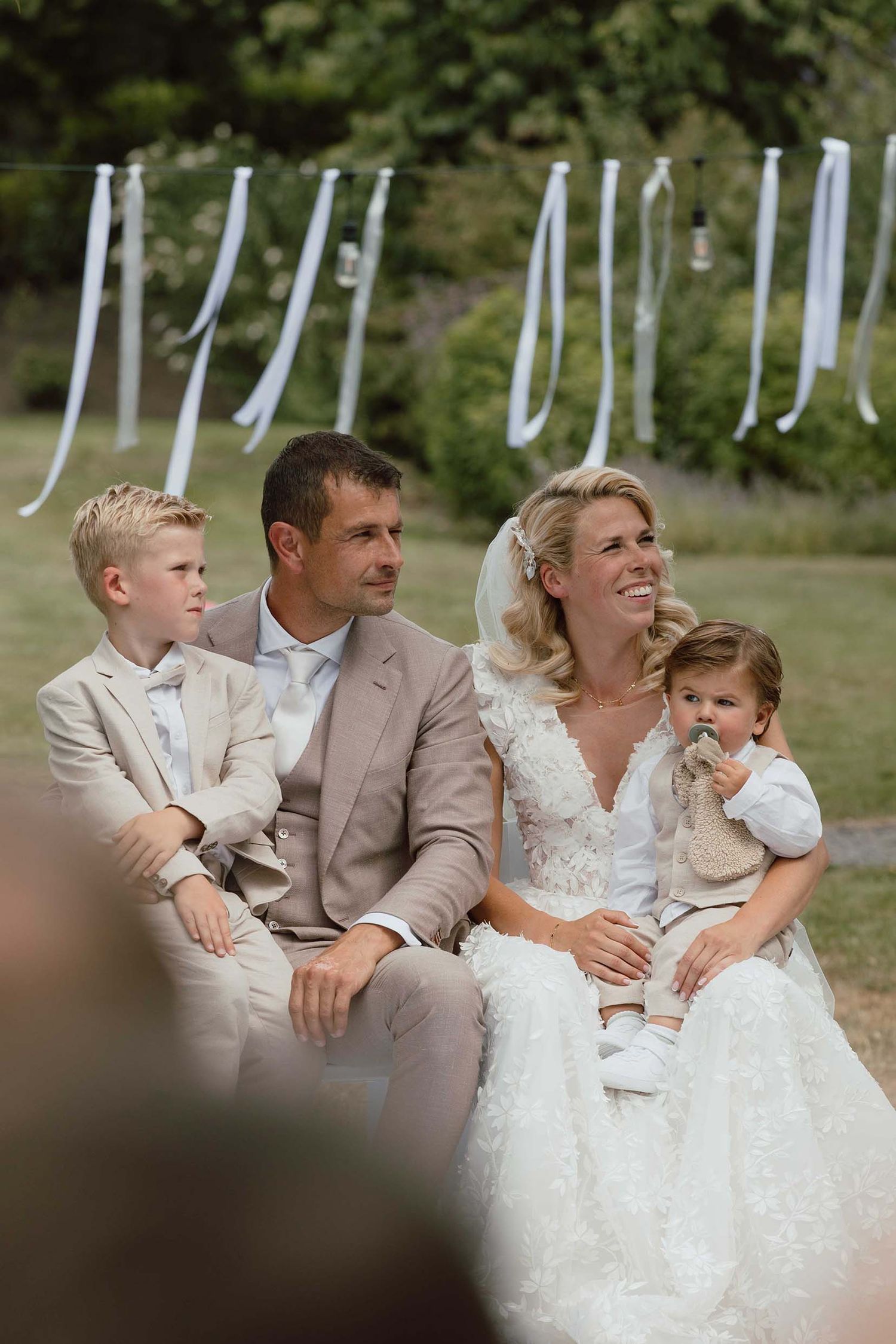Ceremonie met bruidspaar en hun kinderen