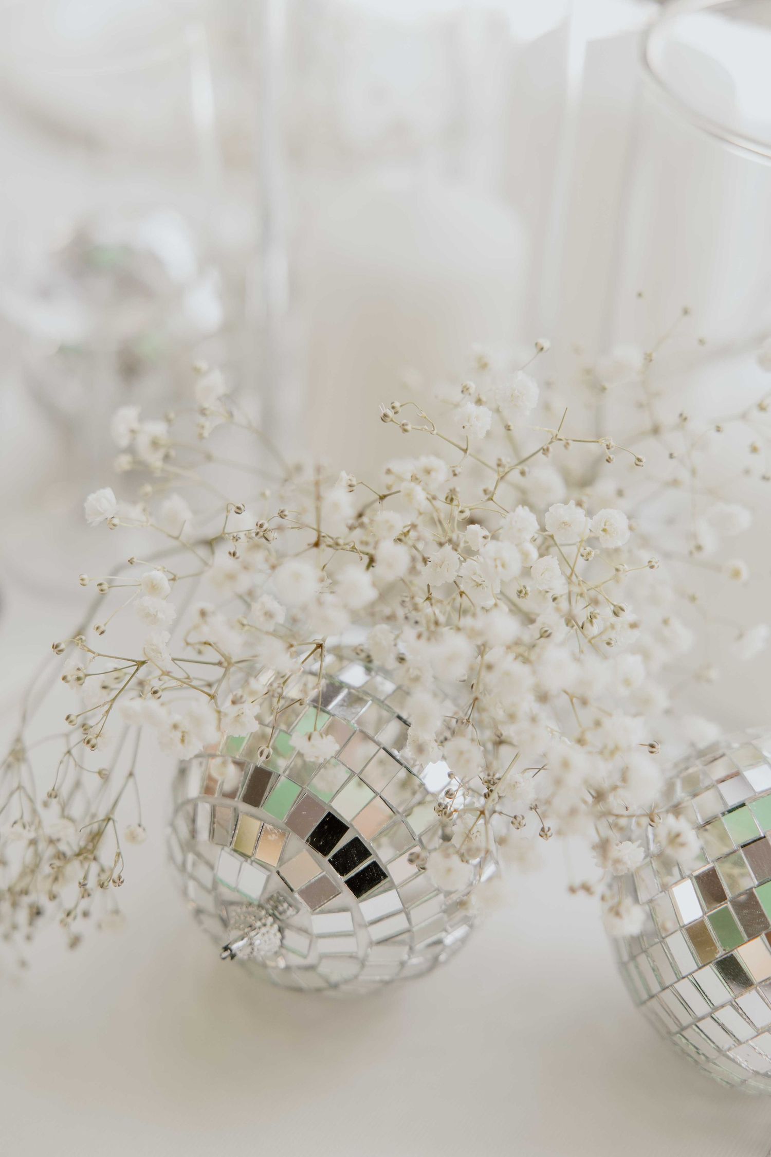 Bloemen en discoballen als decoratie voor de tafels - spontane trouwfotografie in Almere, Flevoland.