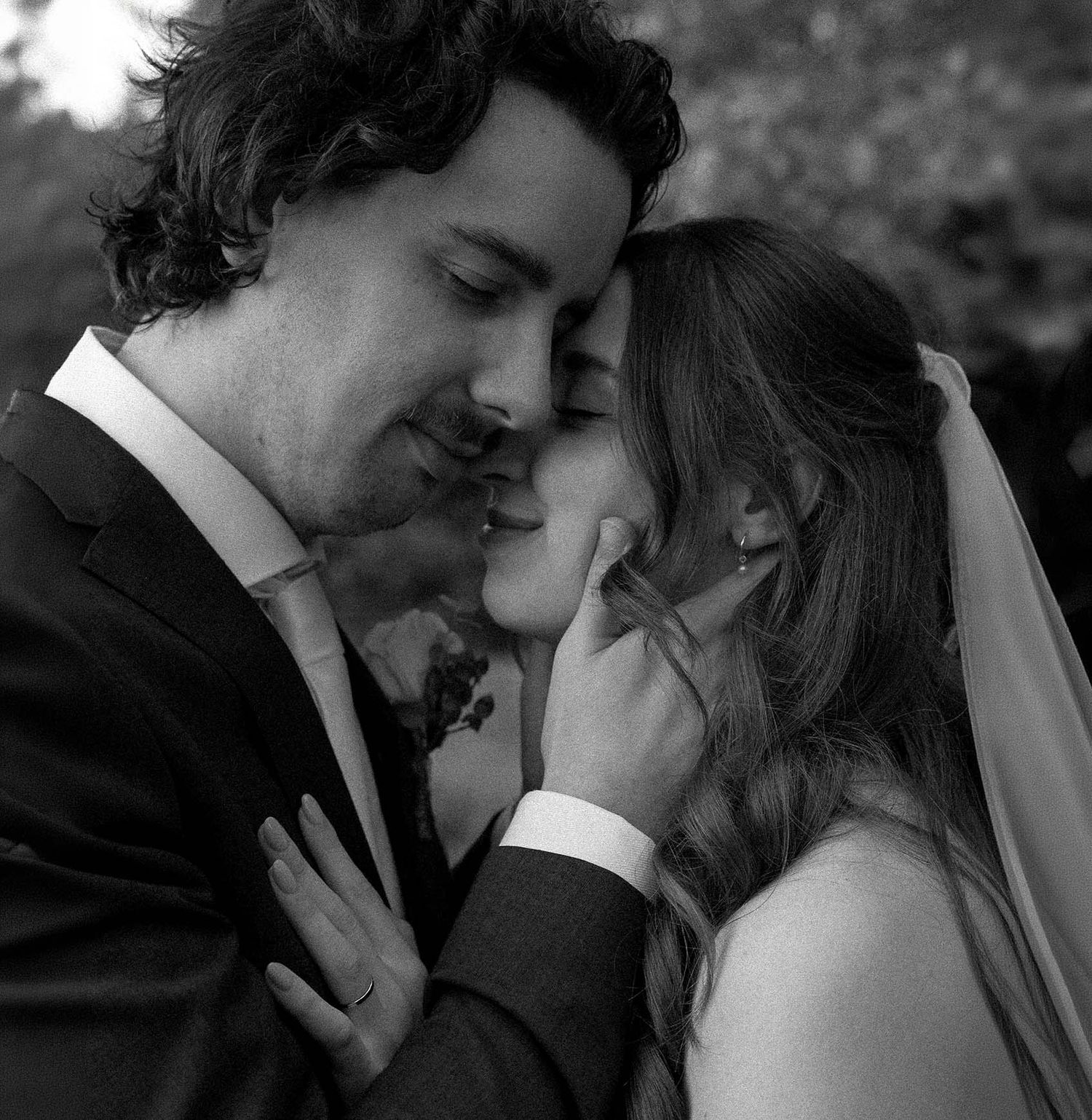 Romantische foto van bruidspaar tijdens de first look