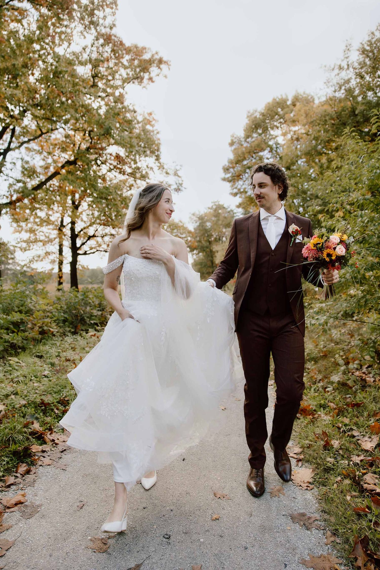 Trouwfotograaf legt bruidspaar vast tijdens de loveshoot op trouwdag in de herfst
