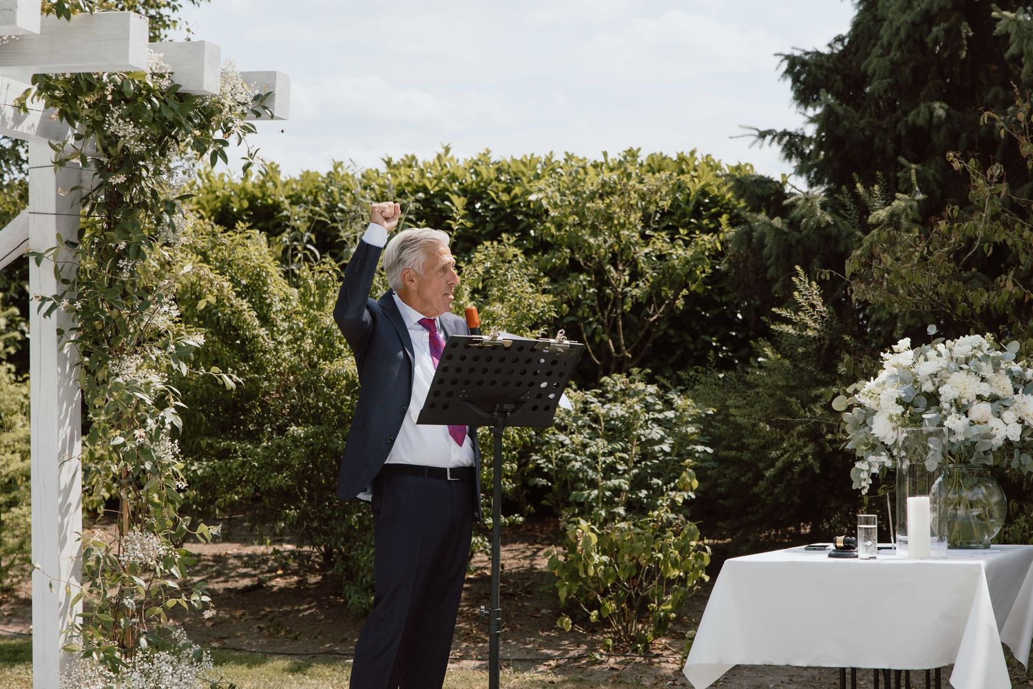 Vader bruid is de babs tijdens de ceremonie - spontane trouwfotografie in Almere, Flevoland.