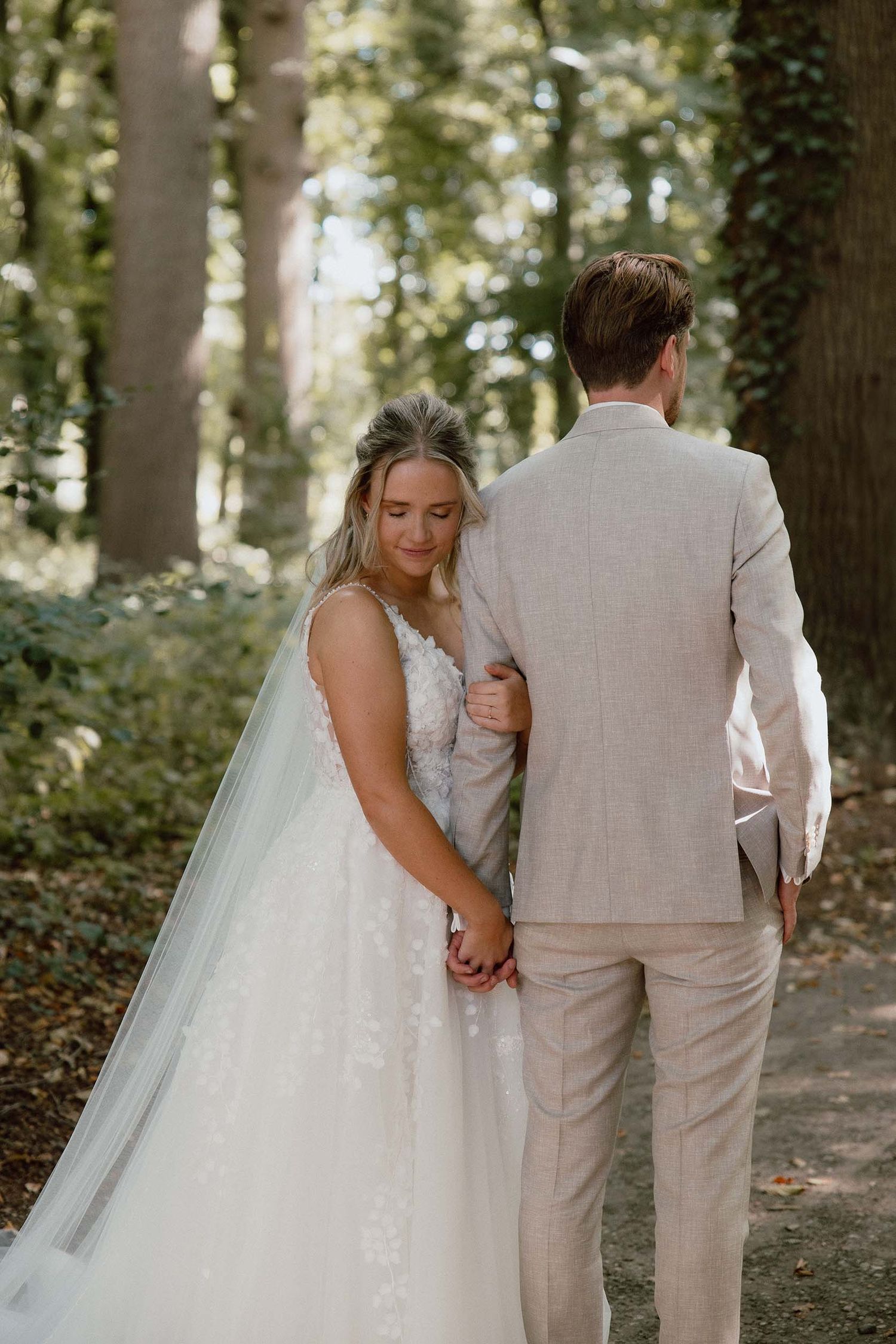 Bruidspaar met de loveshoot in het bos