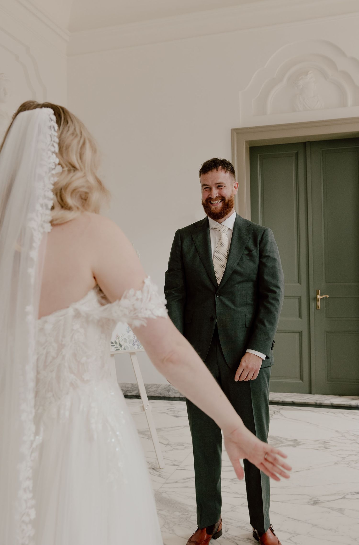 Fistlook van bruidspaar op hun trouwdag