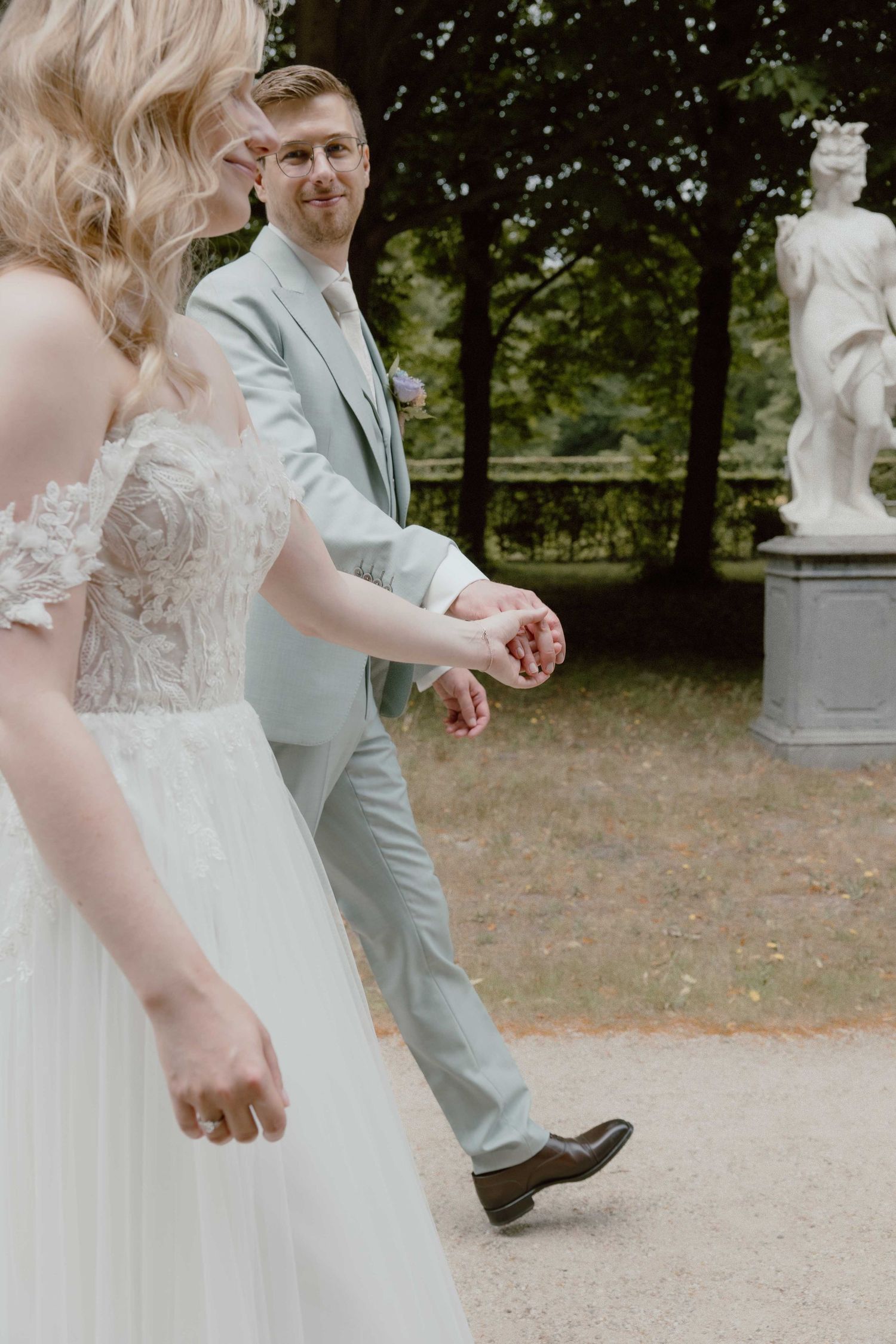 bruidspaar aan het lopen tijdens de love shoot op de trouwlocatie