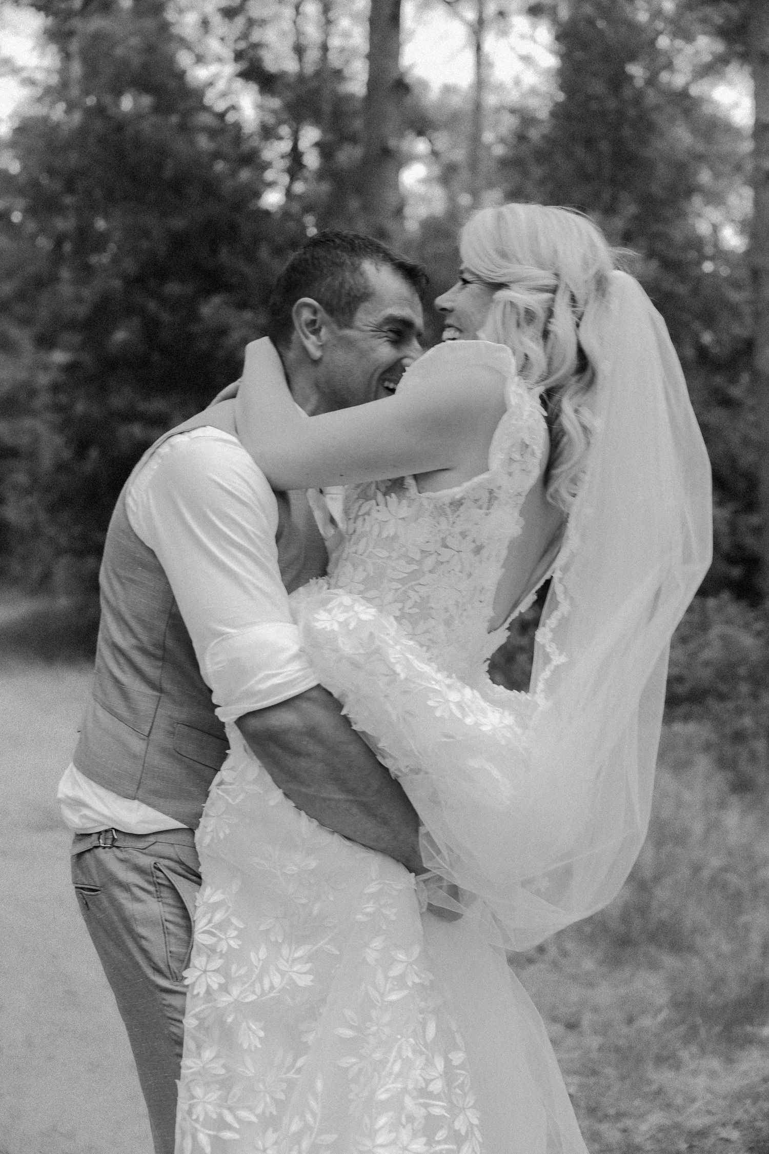 Bruidegom tilt bruid op tijdens loveshoot - spontane trouwfotografie in Almere, Flevoland.
