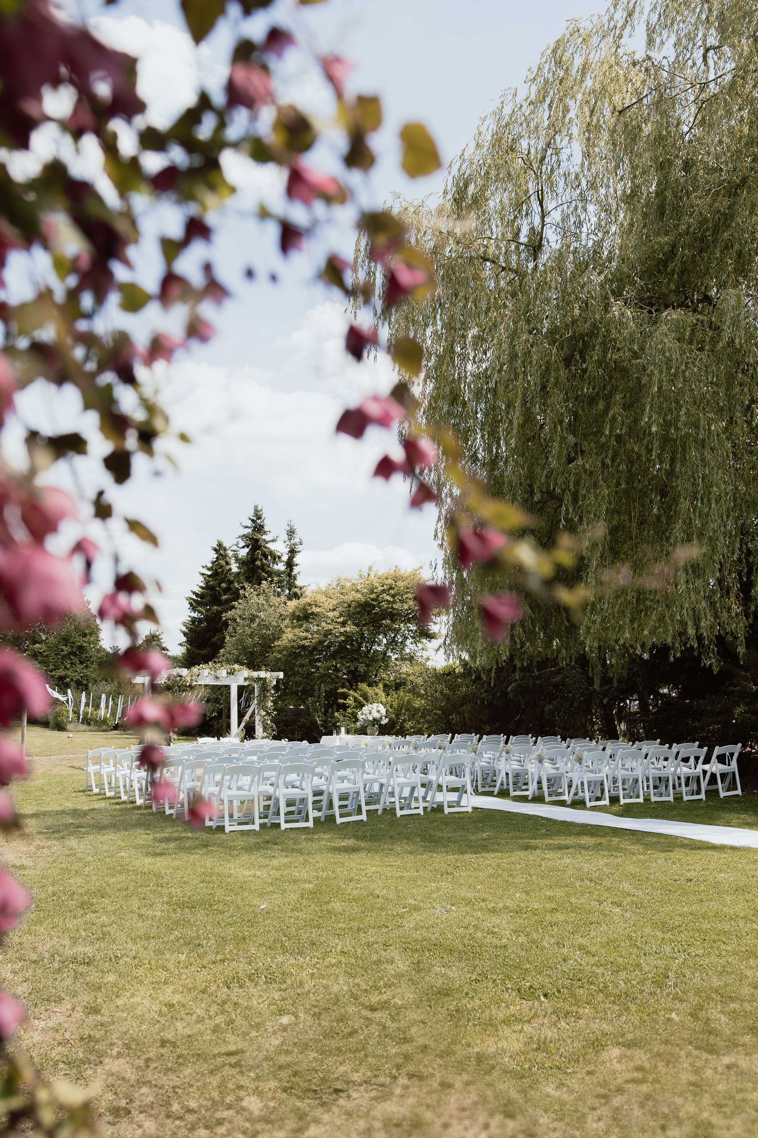 Trouwsetting en stoelen staan klaar voor ceremonie - spontane trouwfotografie in Almere, Flevoland.