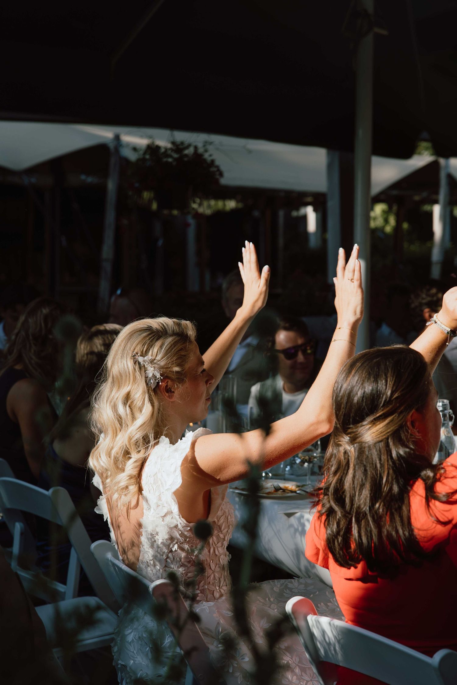 Bruid is aan het dansen - spontane trouwfotografie in Almere, Flevoland.