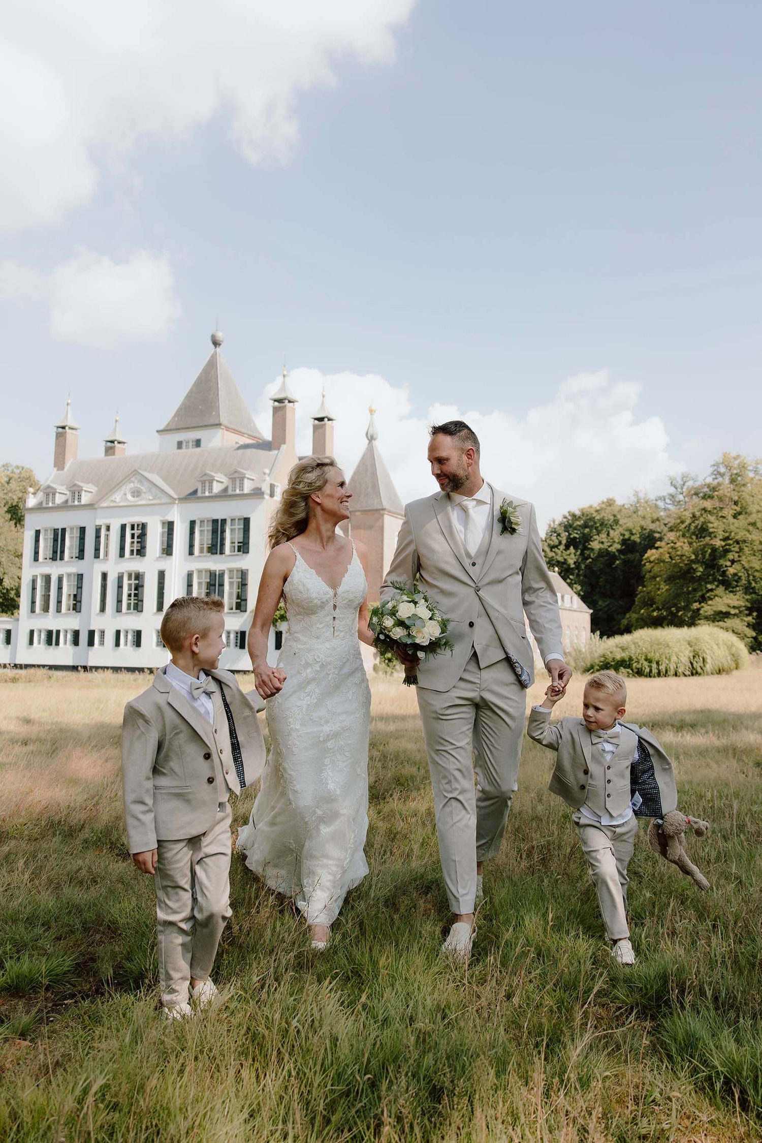 Trouwfotograaf legt bruidspaar met kinderen vast tijdens de loveshoot