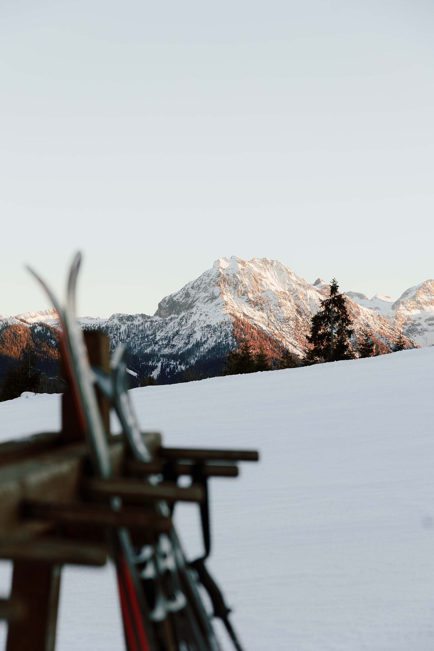 Winterbruiloft met ski en prachtige besneeuwde bergen als achtergrond