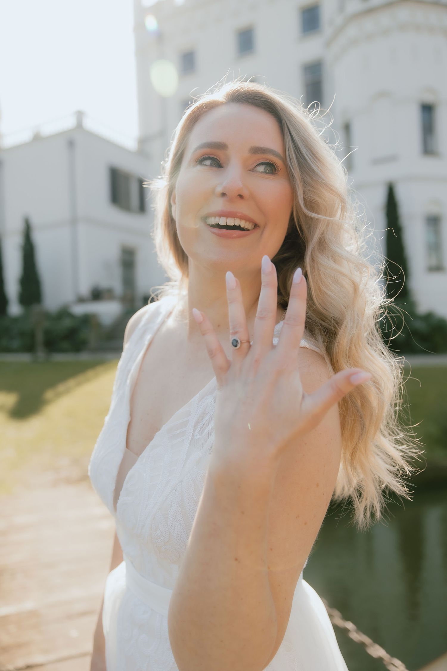 Bruid die tijdens loveshoot haar ring laat zien bij Oranjerie Landgoed Sandenburg